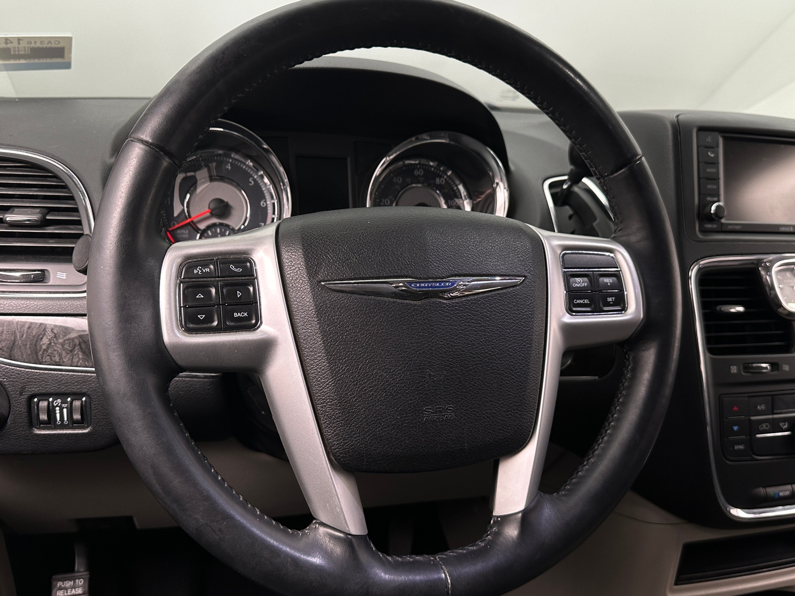 Thumbnail: 2015 Chrysler Town & Country - 4