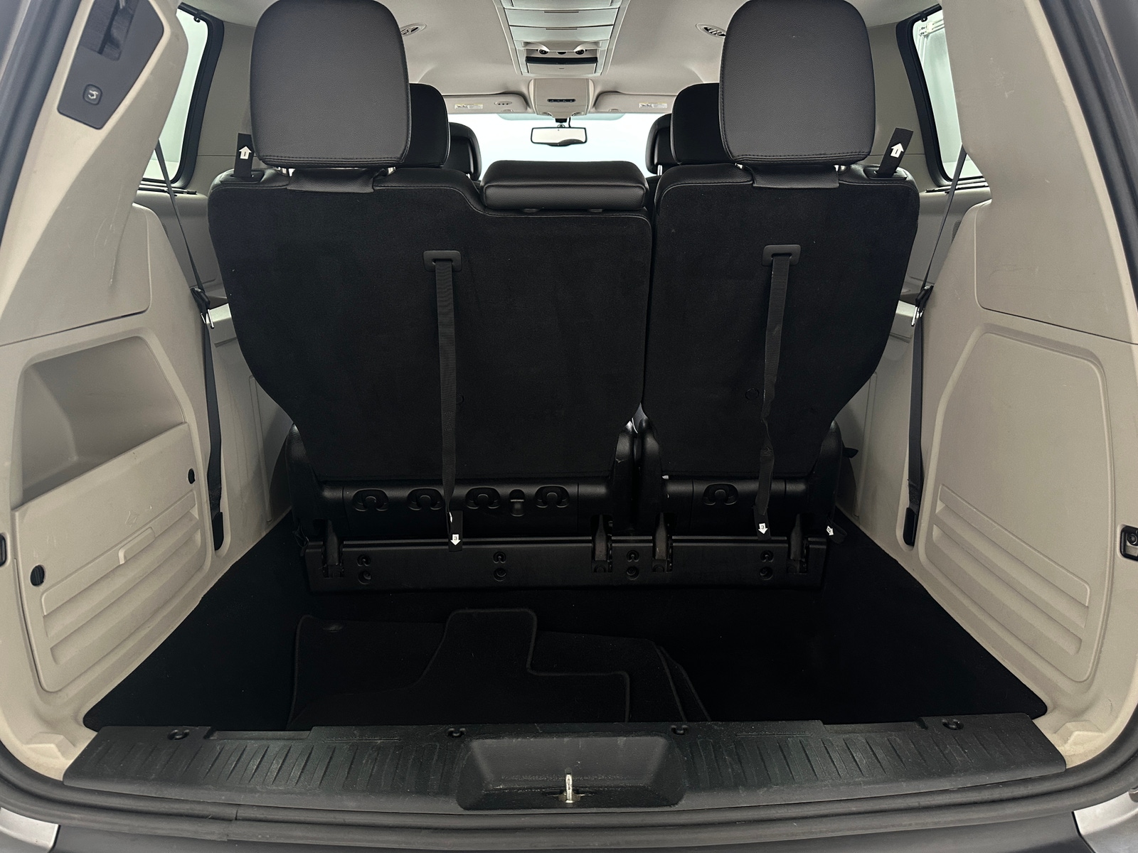 Thumbnail: 2015 Chrysler Town & Country - 6