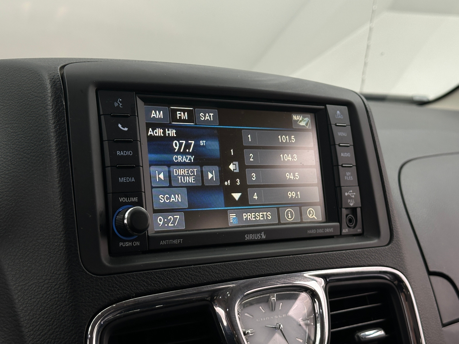 Thumbnail: 2015 Chrysler Town & Country - 3