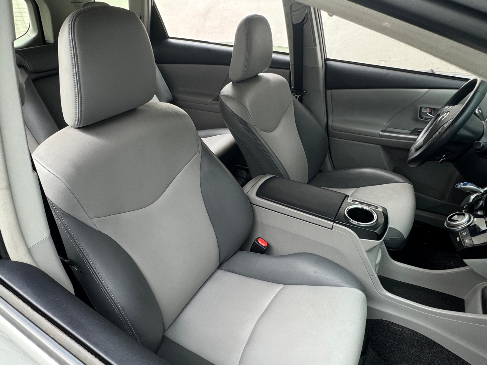 Thumbnail: 2017 Toyota Prius v - 2