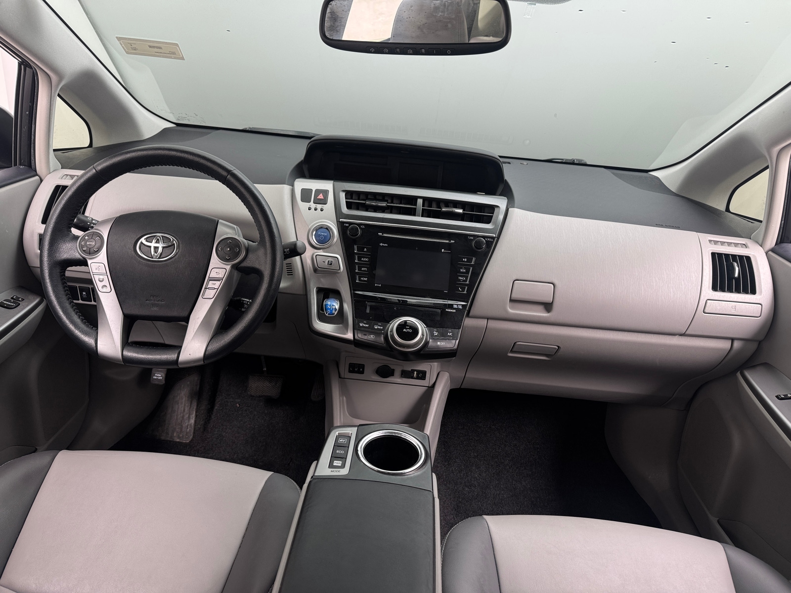 Thumbnail: 2017 Toyota Prius v - 3