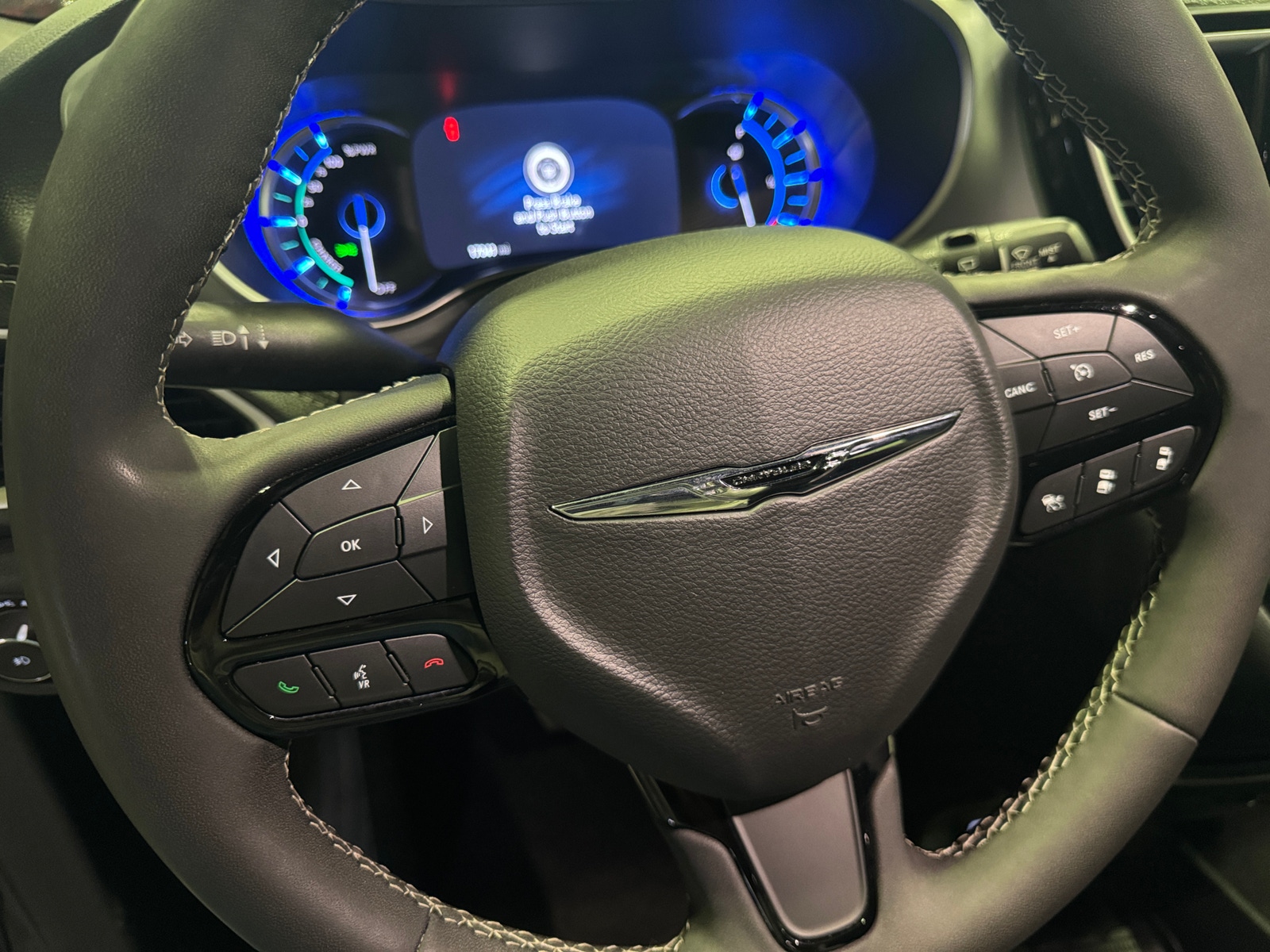 Thumbnail: 2023 Chrysler Pacifica - 4