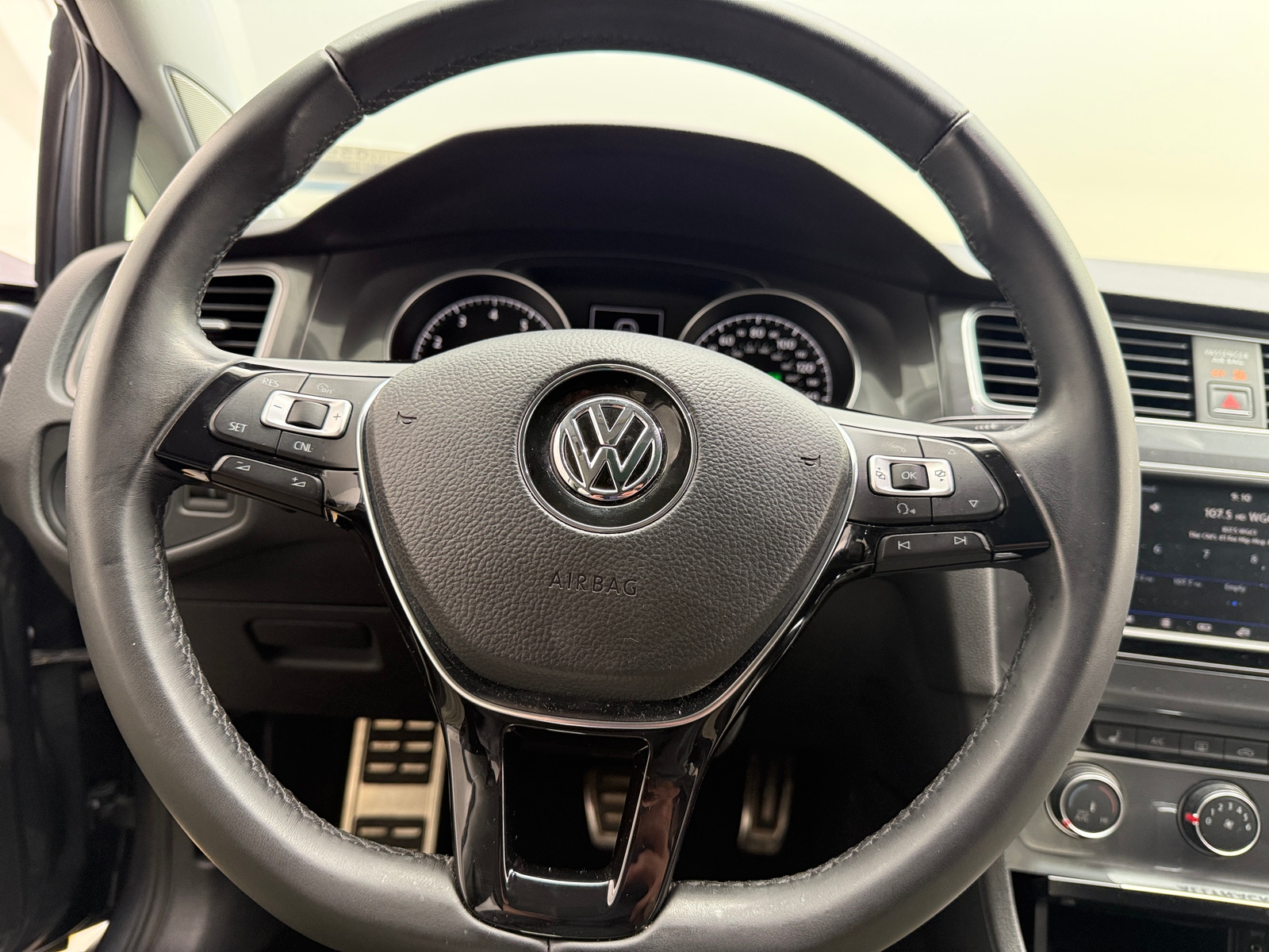 Thumbnail: 2017 Volkswagen Golf - 4