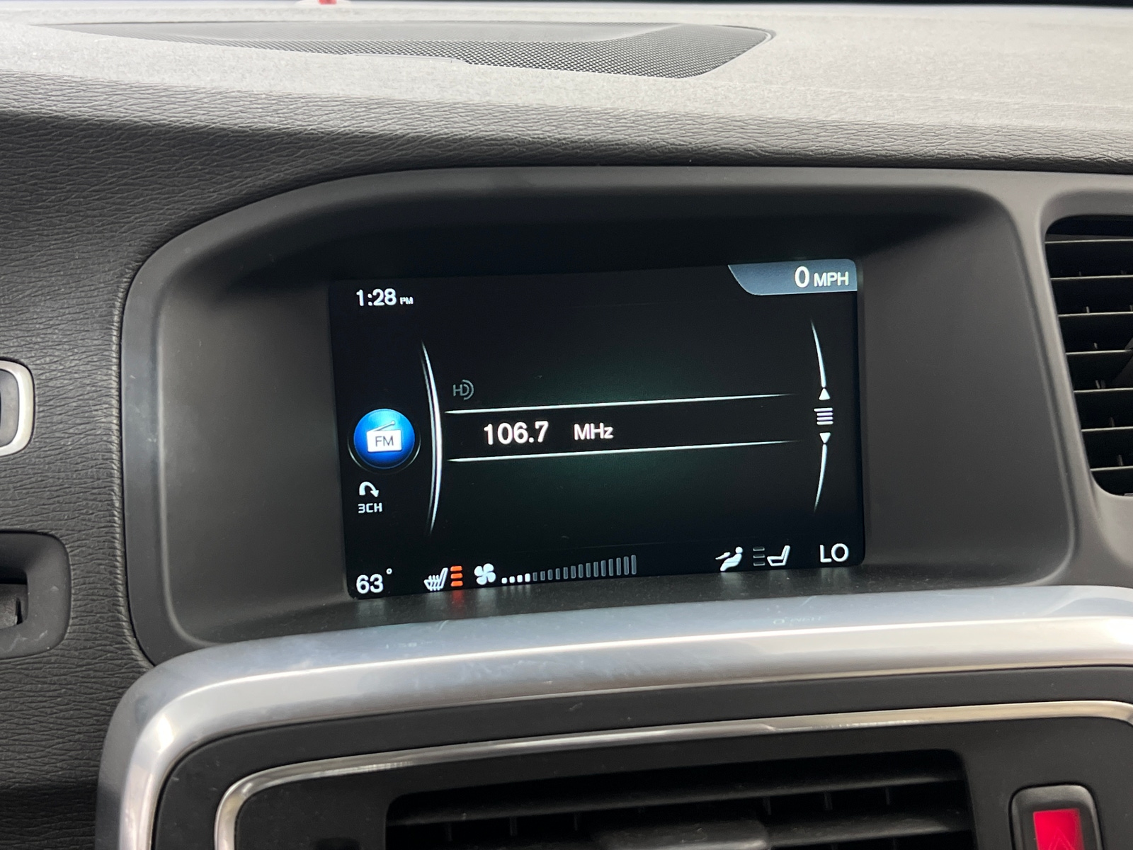 Thumbnail: 2015 Volvo V60 - 3