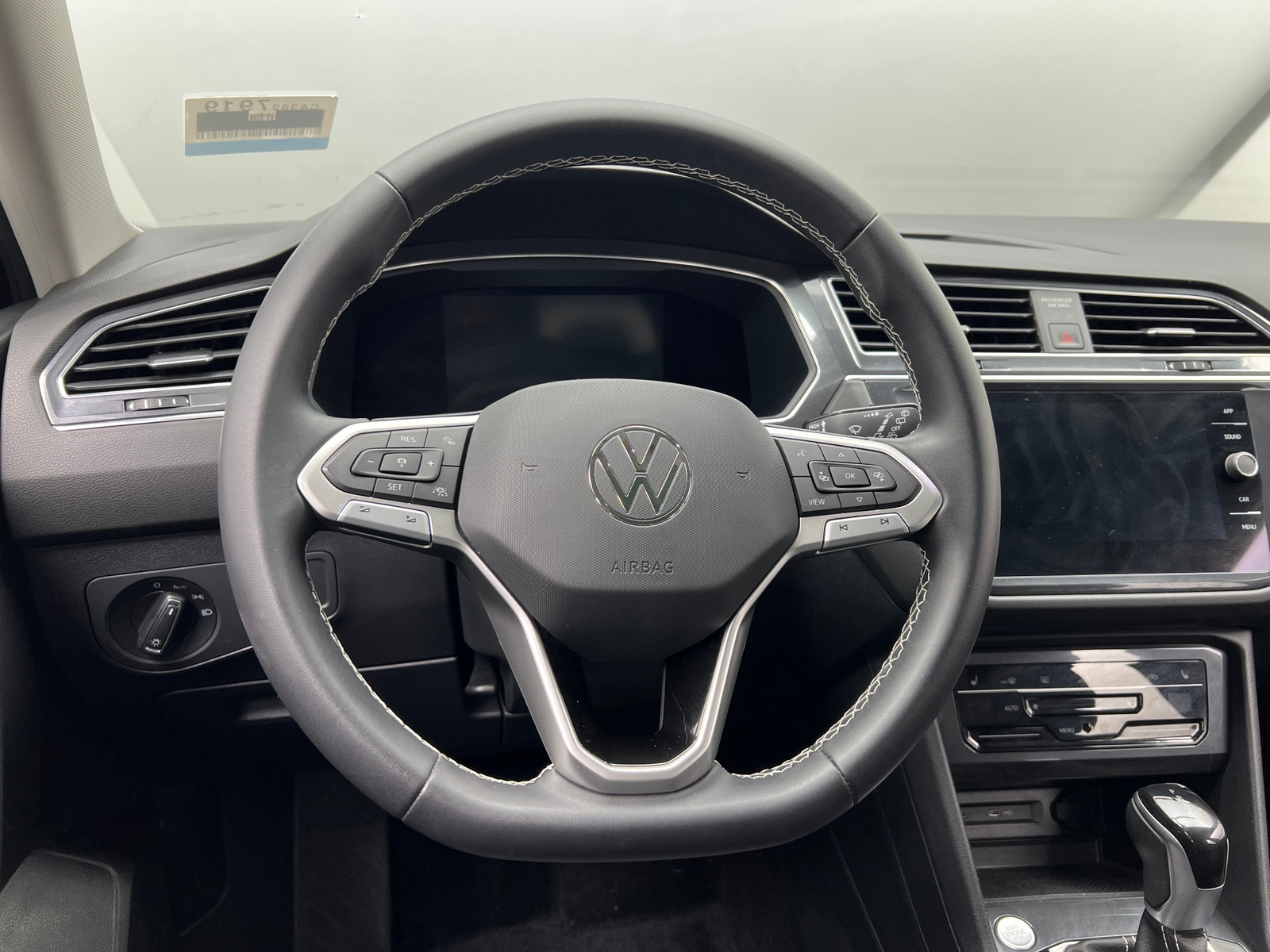 Thumbnail: 2023 Volkswagen Tiguan - 4