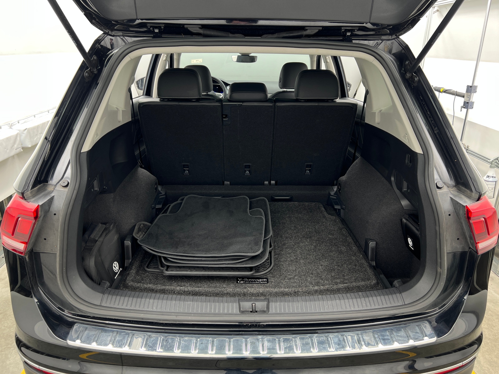 Thumbnail: 2023 Volkswagen Tiguan - 6