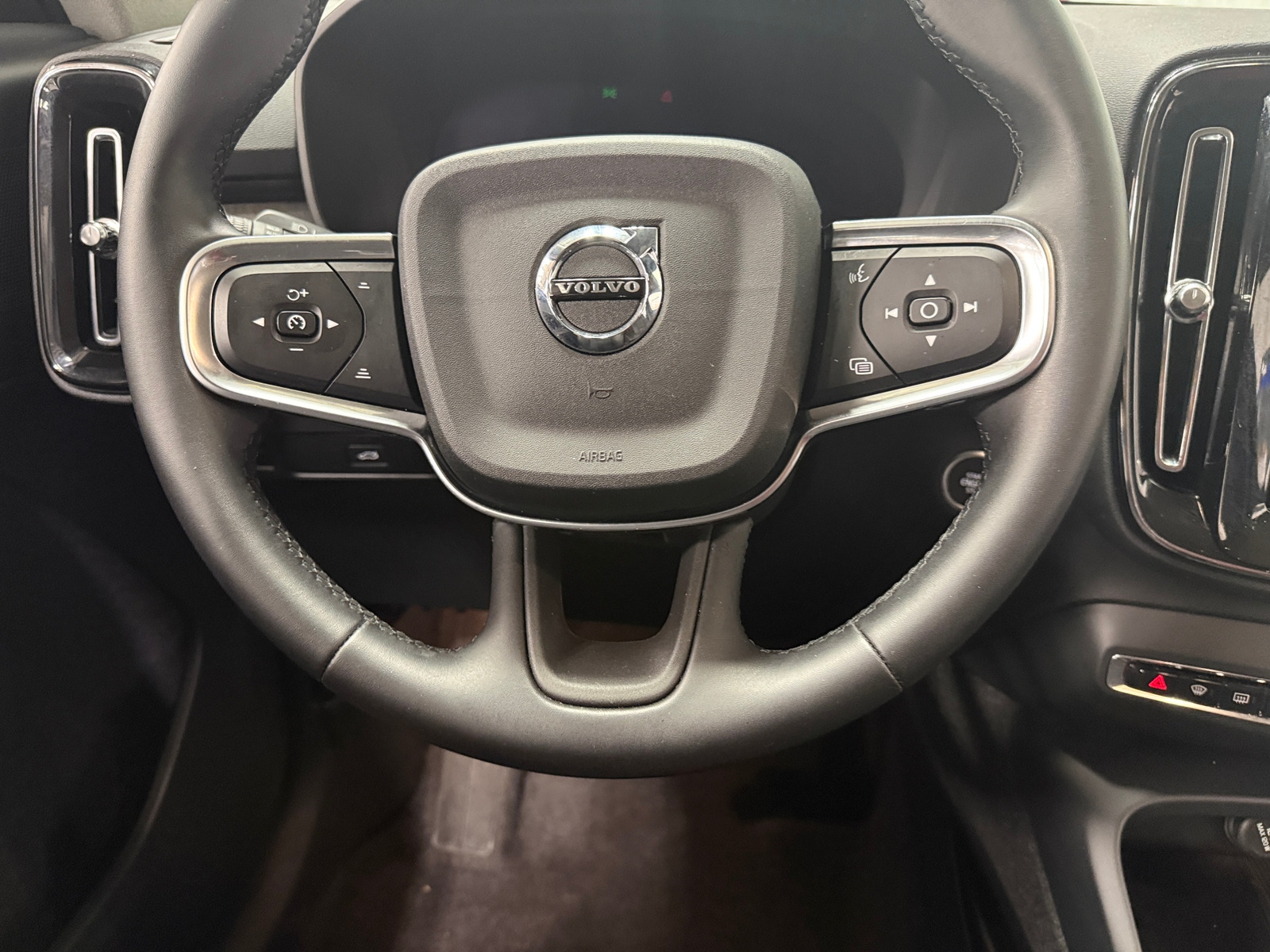 Thumbnail: 2025 Volvo XC40 - 4