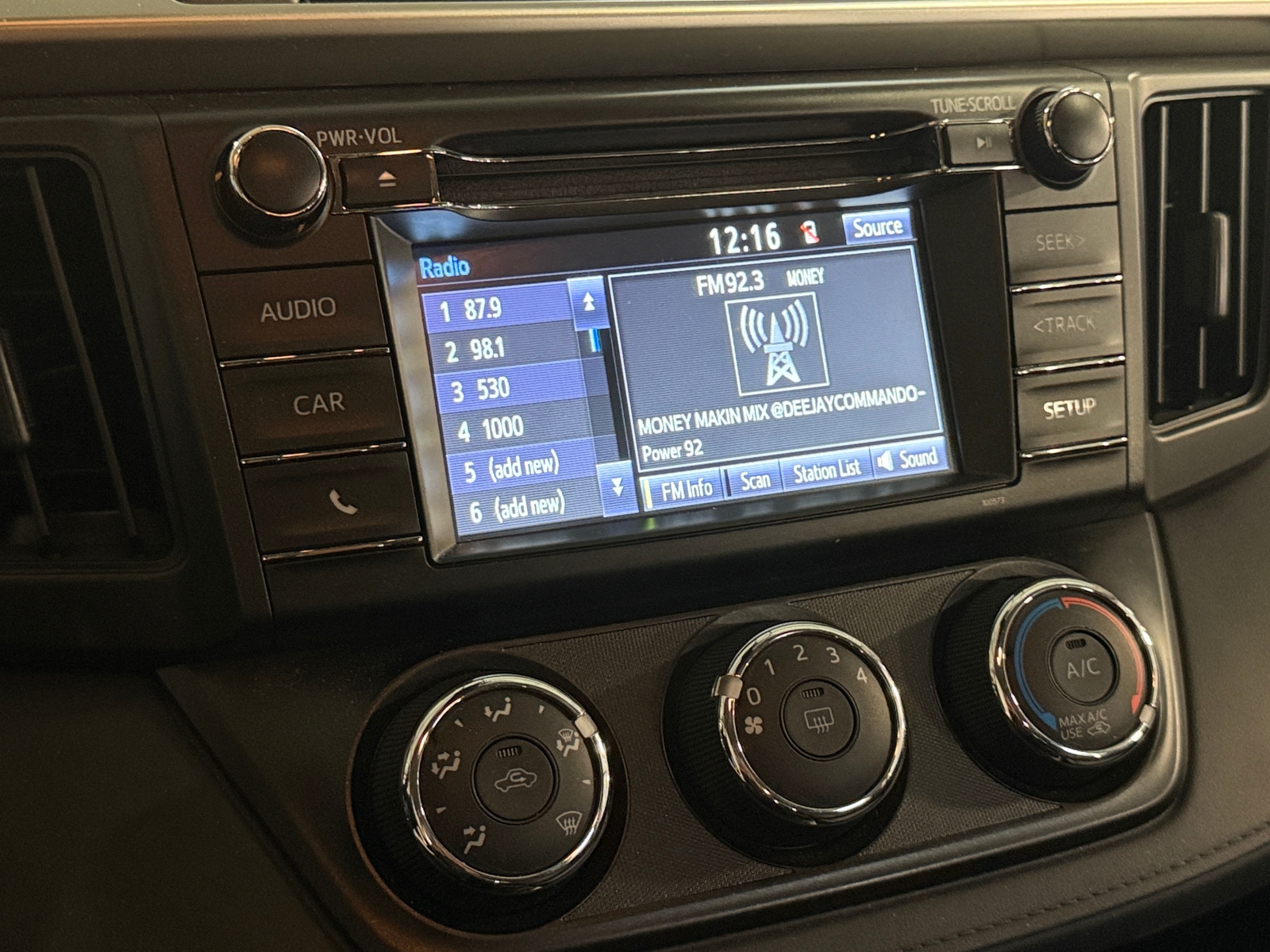 Thumbnail: 2018 Toyota RAV4 - 4