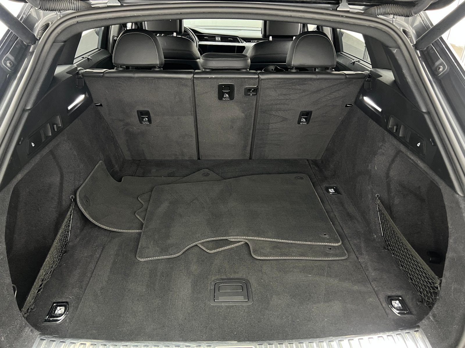 Thumbnail: 2019 Audi e-tron - 6