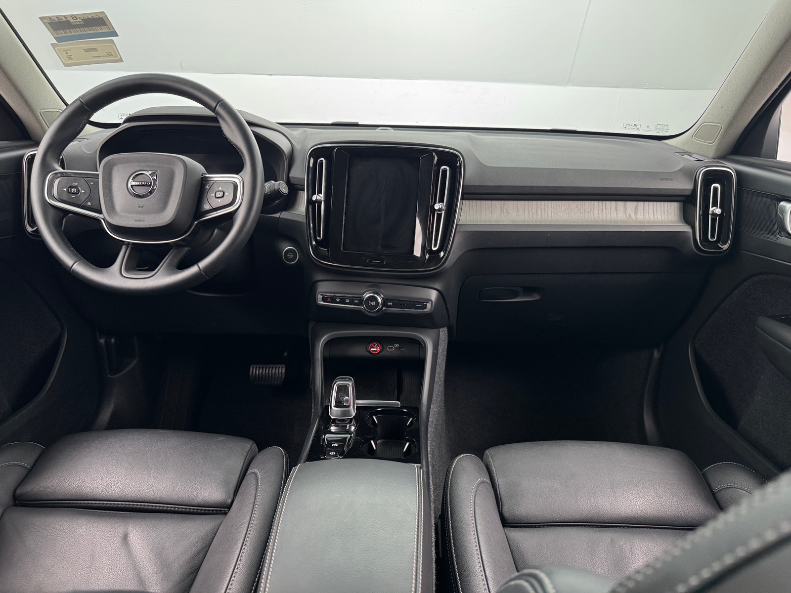 Thumbnail: 2025 Volvo XC40 - 2