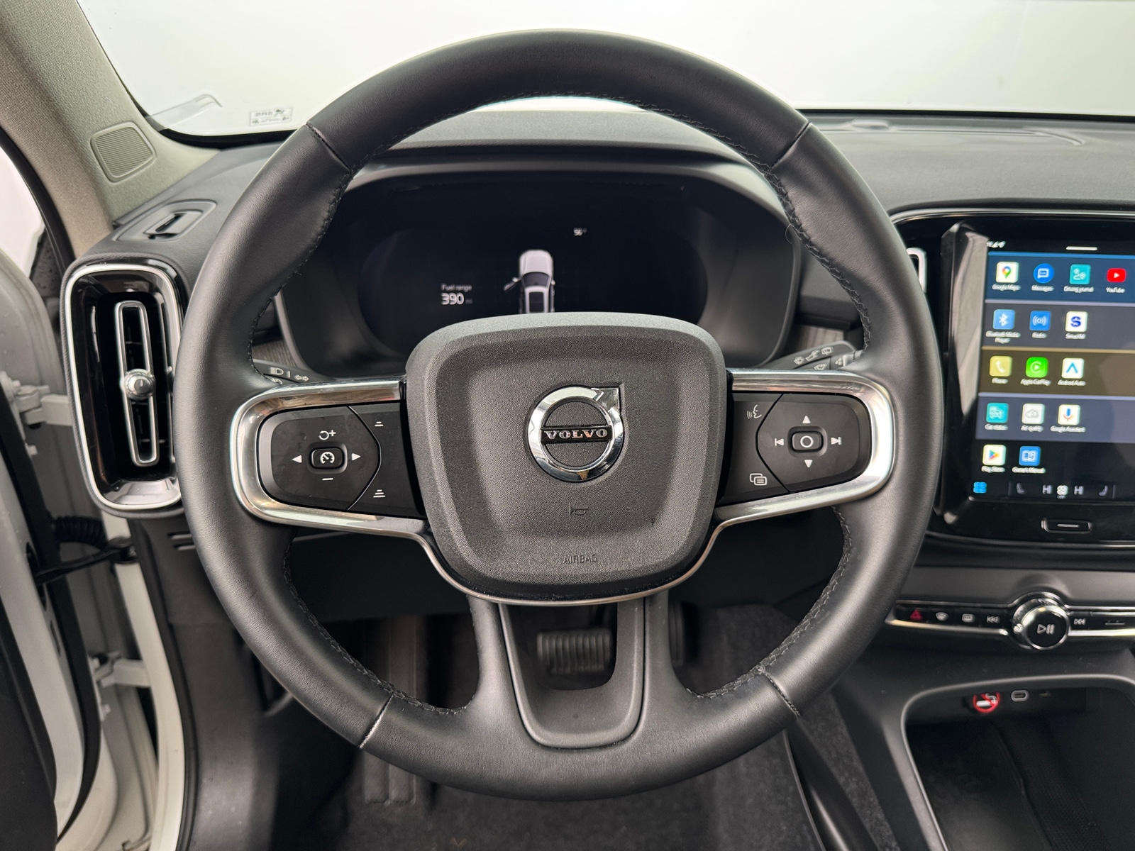 Thumbnail: 2025 Volvo XC40 - 4