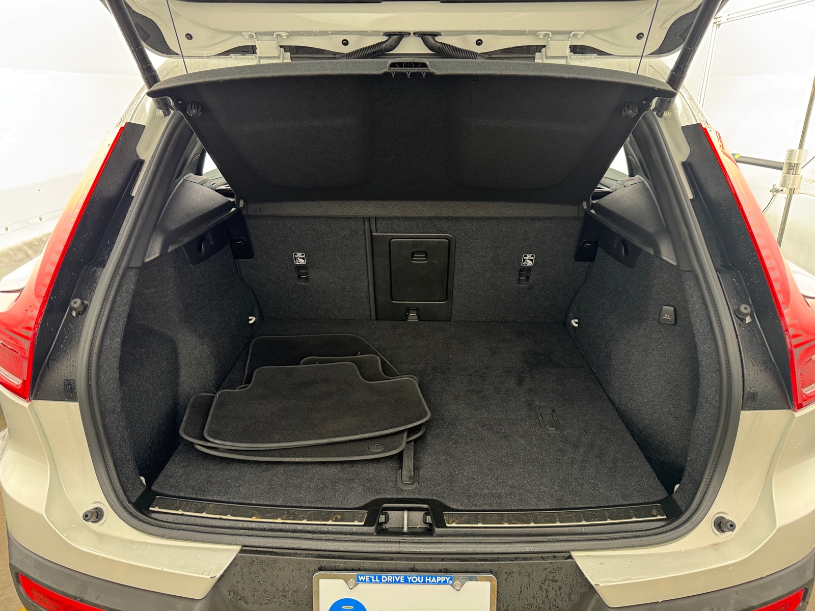 Thumbnail: 2025 Volvo XC40 - 6