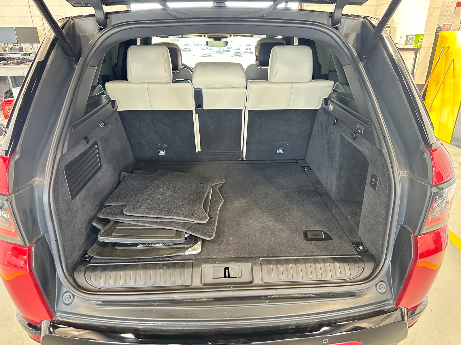 Thumbnail: 2021 Land Rover Range Rover Sport - 6