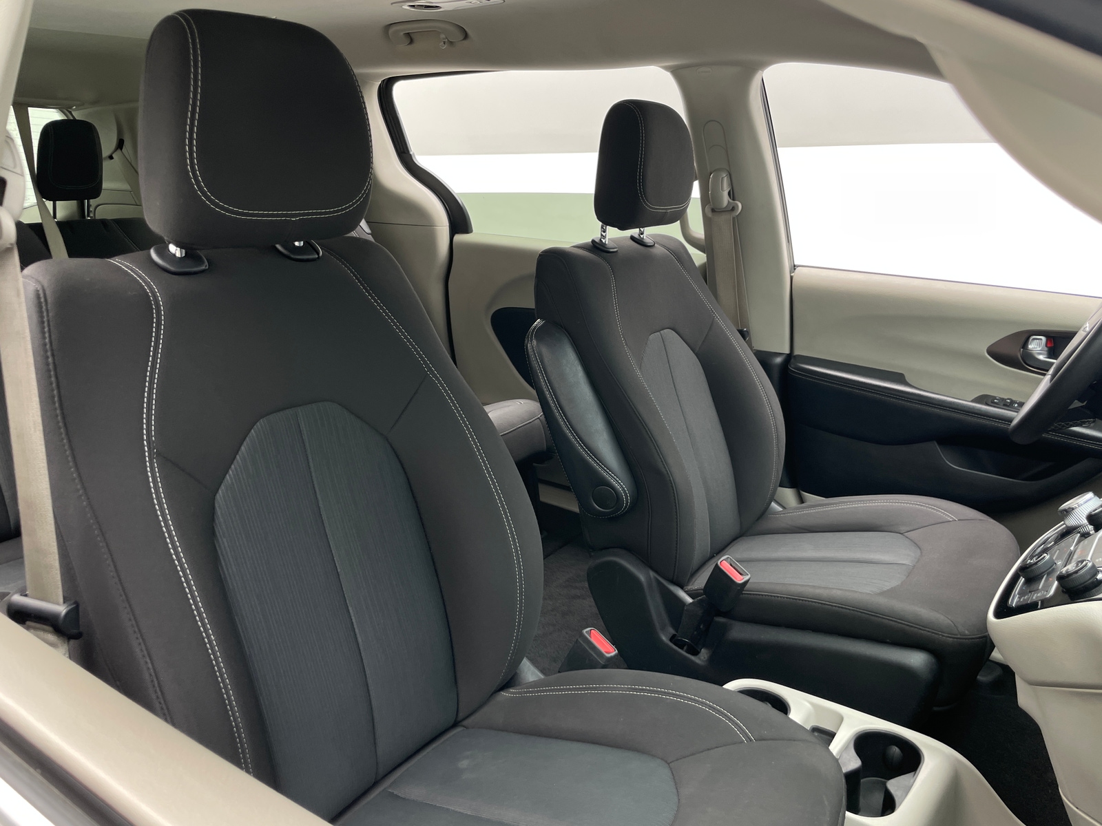 Thumbnail: 2022 Chrysler Voyager - 2