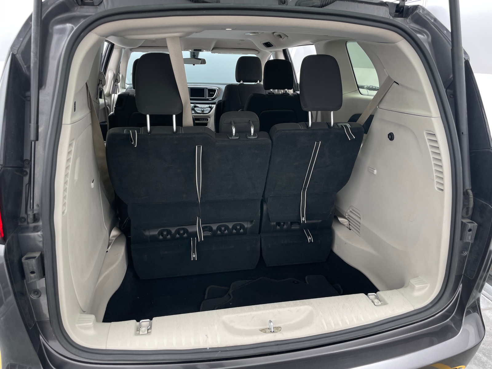 Thumbnail: 2022 Chrysler Voyager - 7