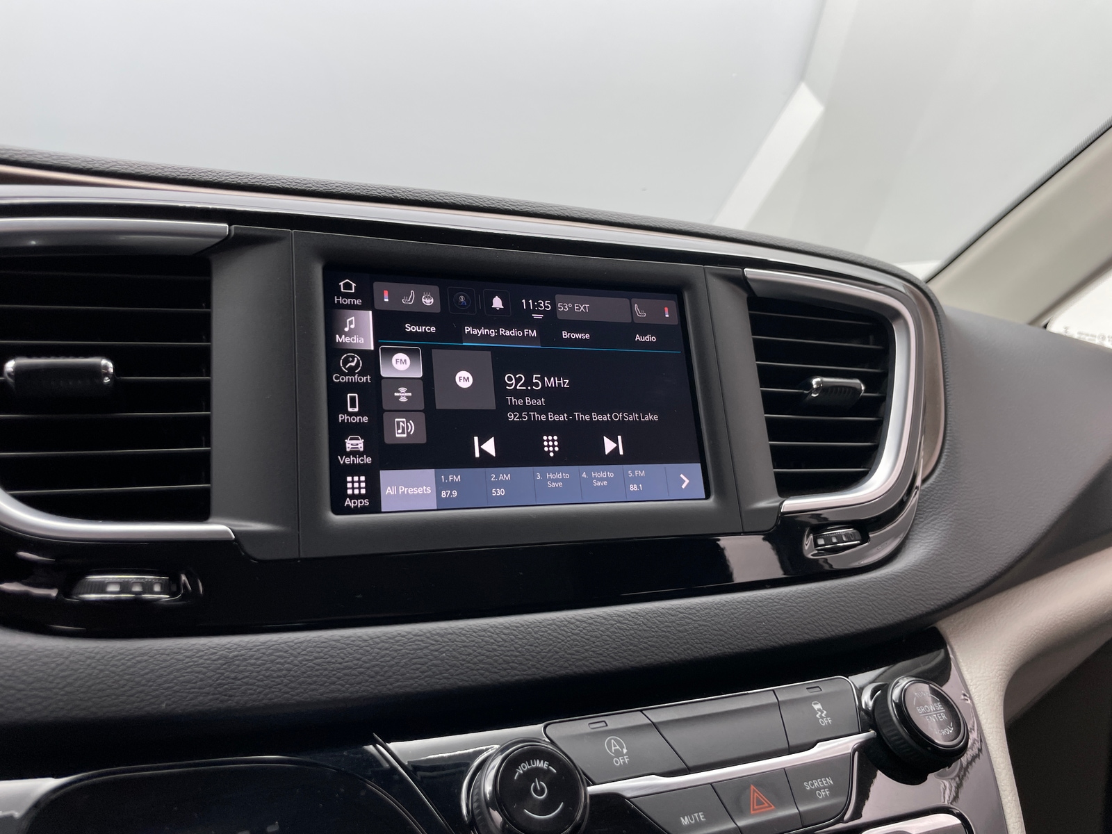 Thumbnail: 2022 Chrysler Voyager - 4