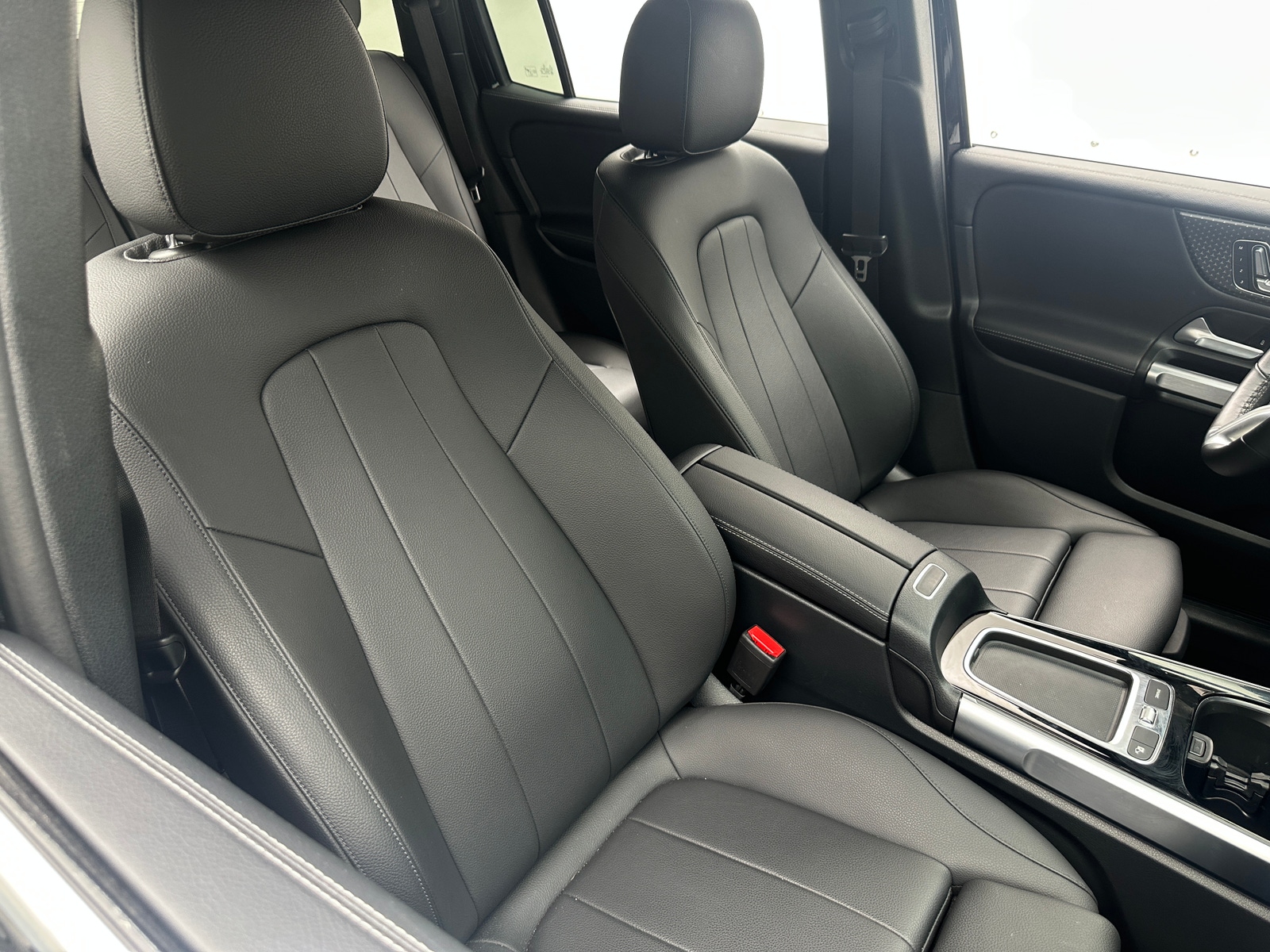 Thumbnail: 2025 Mercedes-Benz GLB - 2