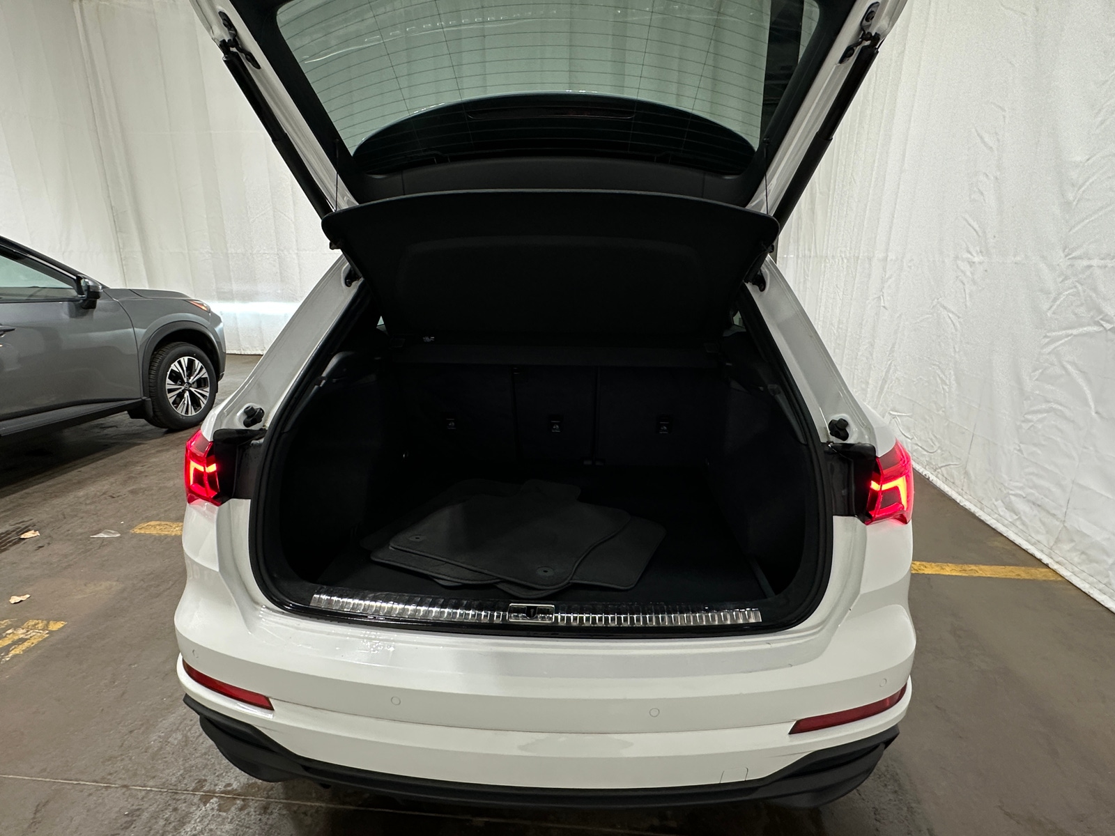 Thumbnail: 2023 Audi Q3 - 6