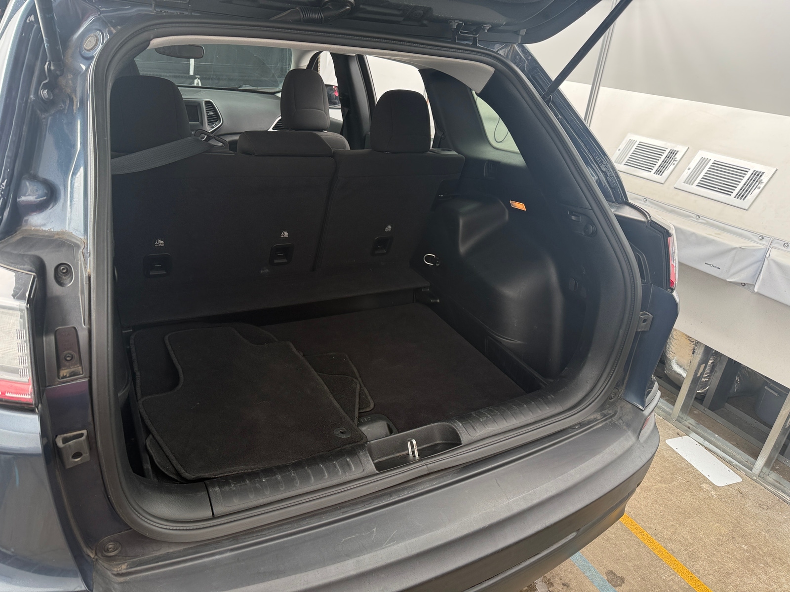 Thumbnail: 2021 Jeep Cherokee - 7