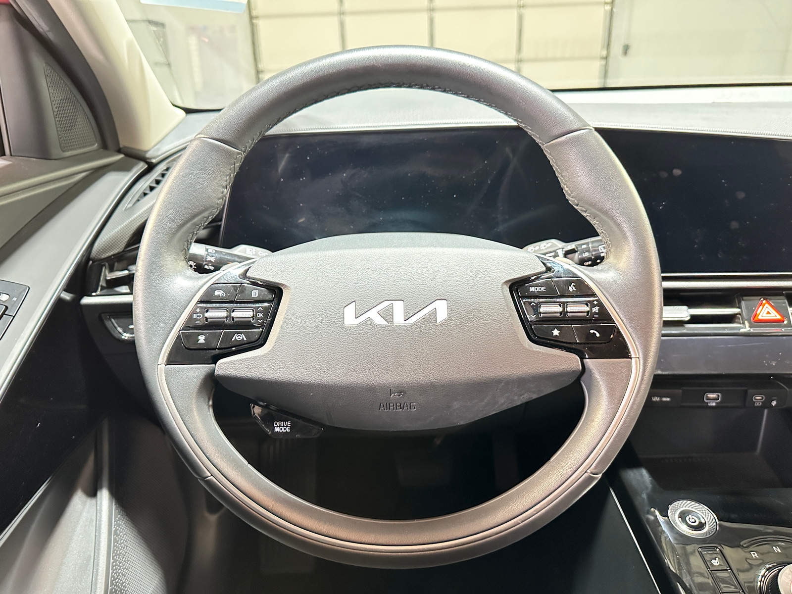 Thumbnail: 2023 Kia Niro - 4