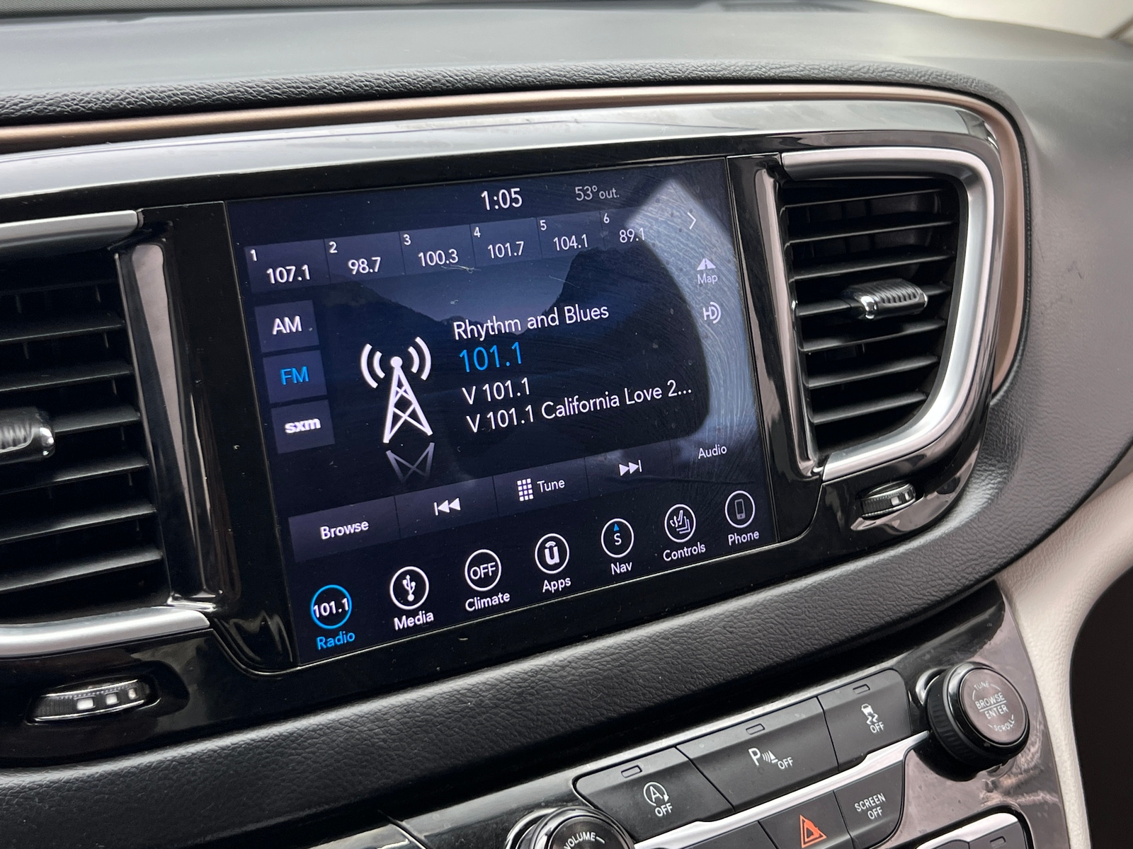 Thumbnail: 2018 Chrysler Pacifica - 3