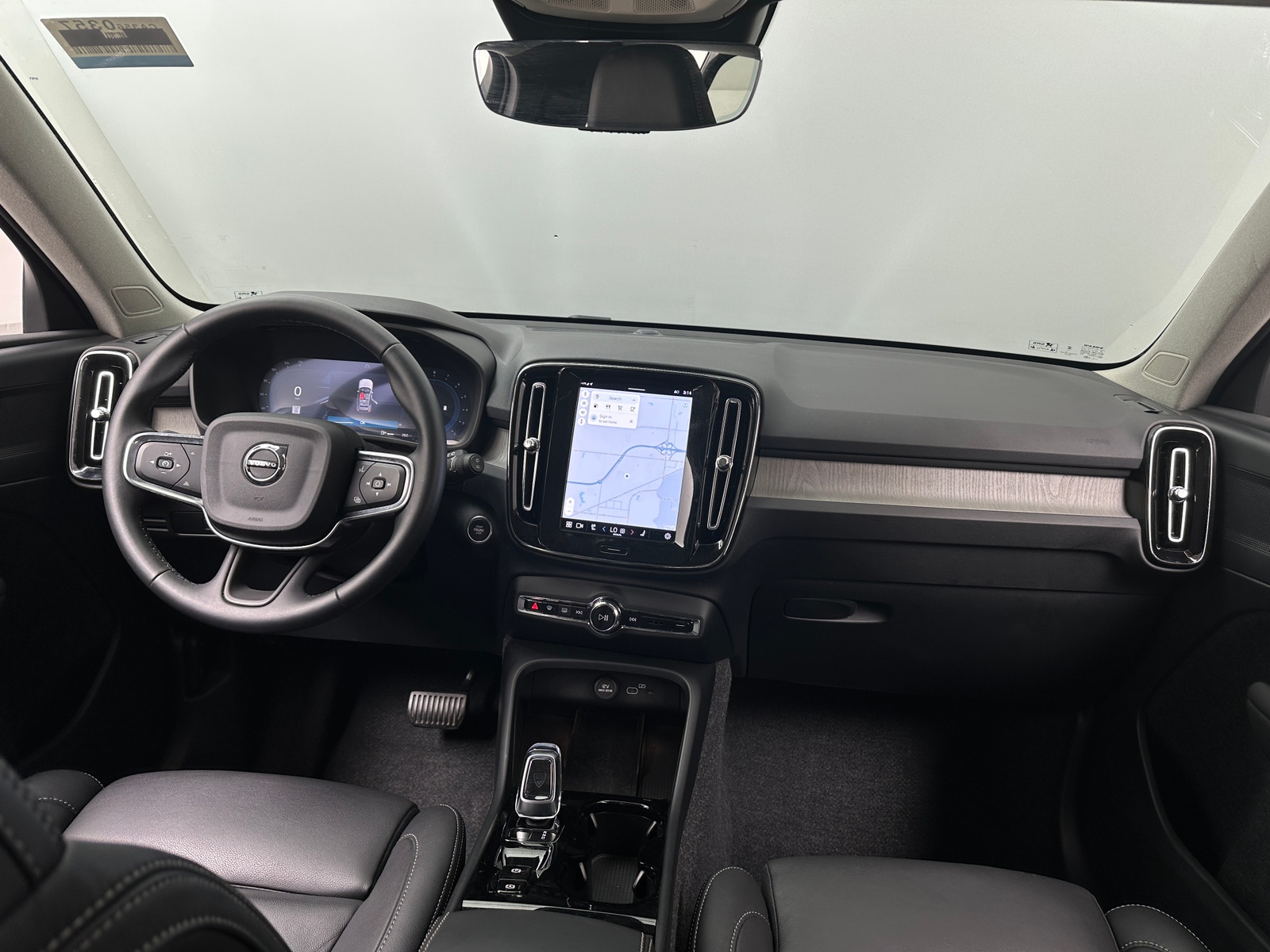 Thumbnail: 2025 Volvo XC40 - 2