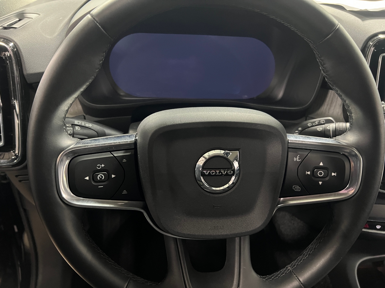 Thumbnail: 2025 Volvo XC40 - 4