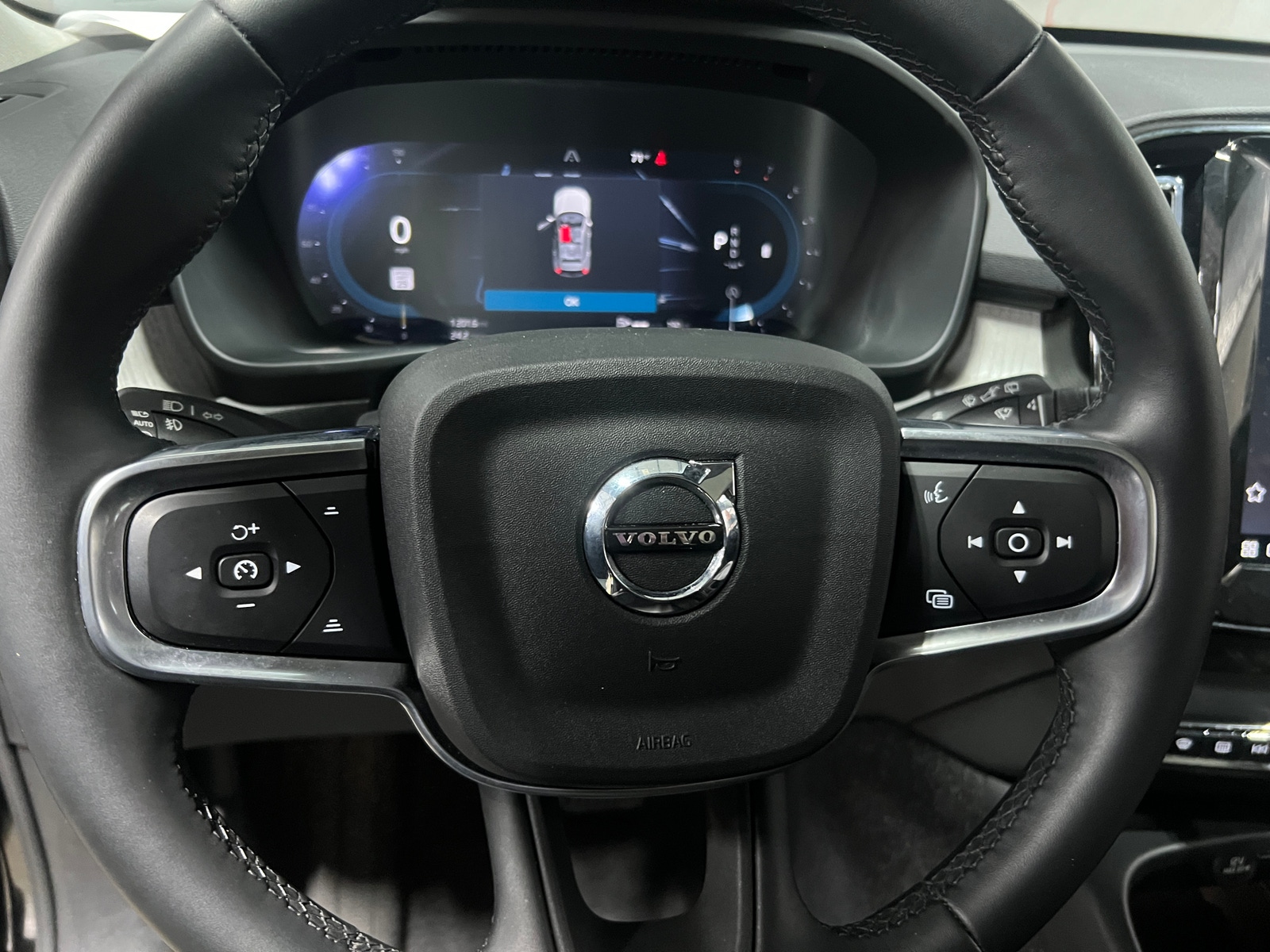 Thumbnail: 2025 Volvo XC40 - 5