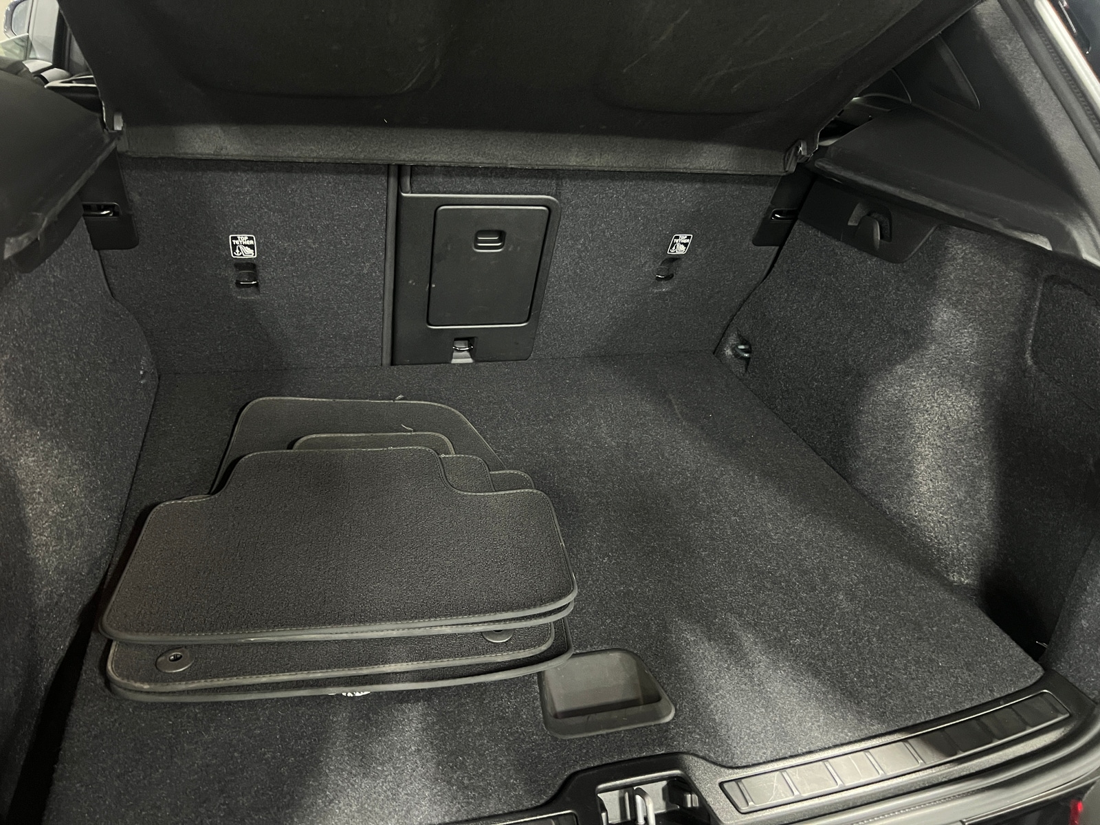 Thumbnail: 2025 Volvo XC40 - 7