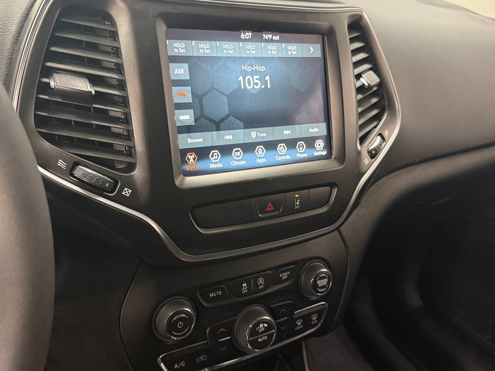 Thumbnail: 2022 Jeep Cherokee - 3