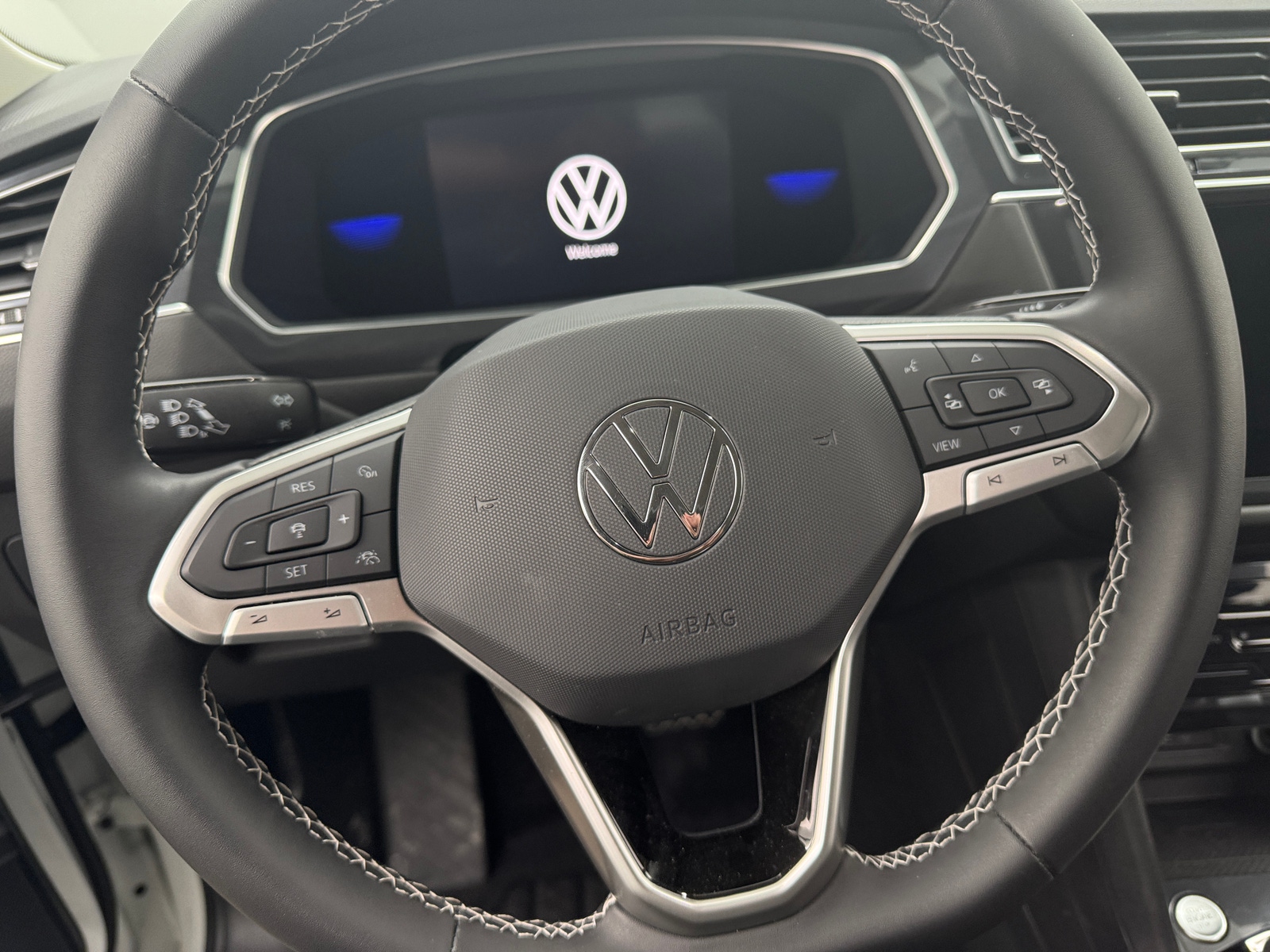 Thumbnail: 2022 Volkswagen Tiguan - 4