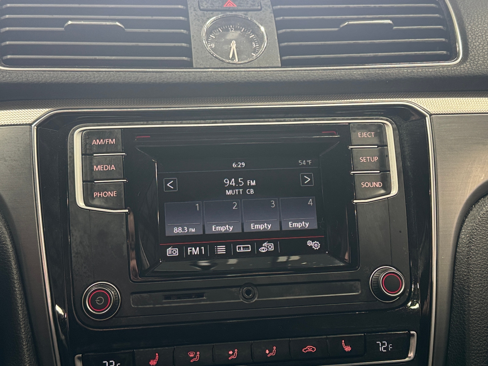 Thumbnail: 2016 Volkswagen Passat - 4