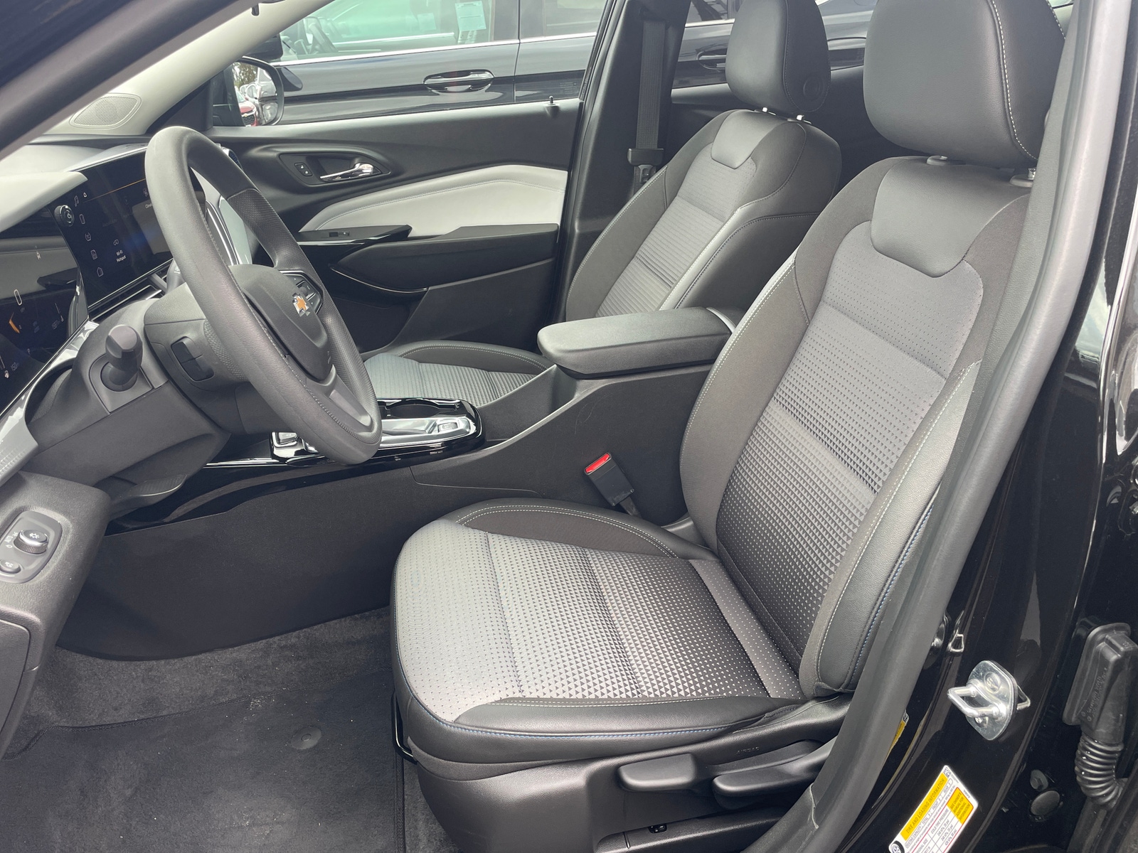 Thumbnail: 2025 Chevrolet Trax - 2