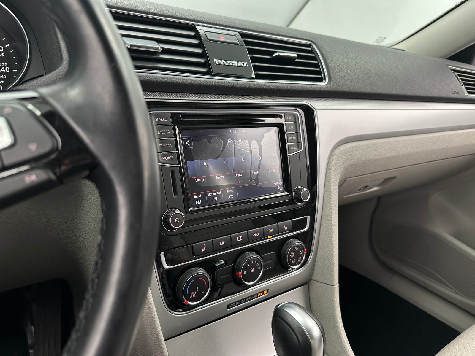 Thumbnail: 2019 Volkswagen Passat - 3