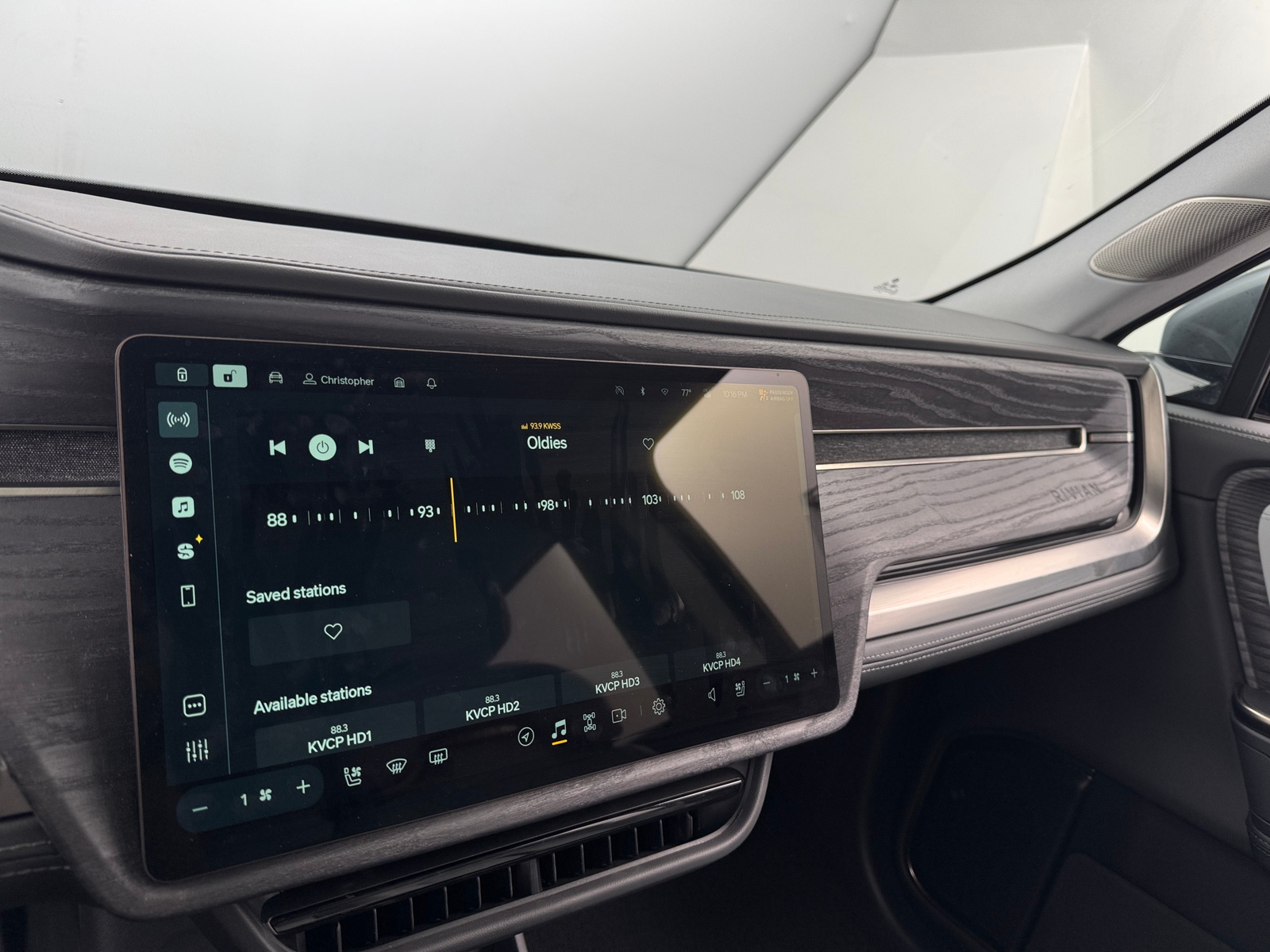 Thumbnail: 2025 Rivian R1S - 3