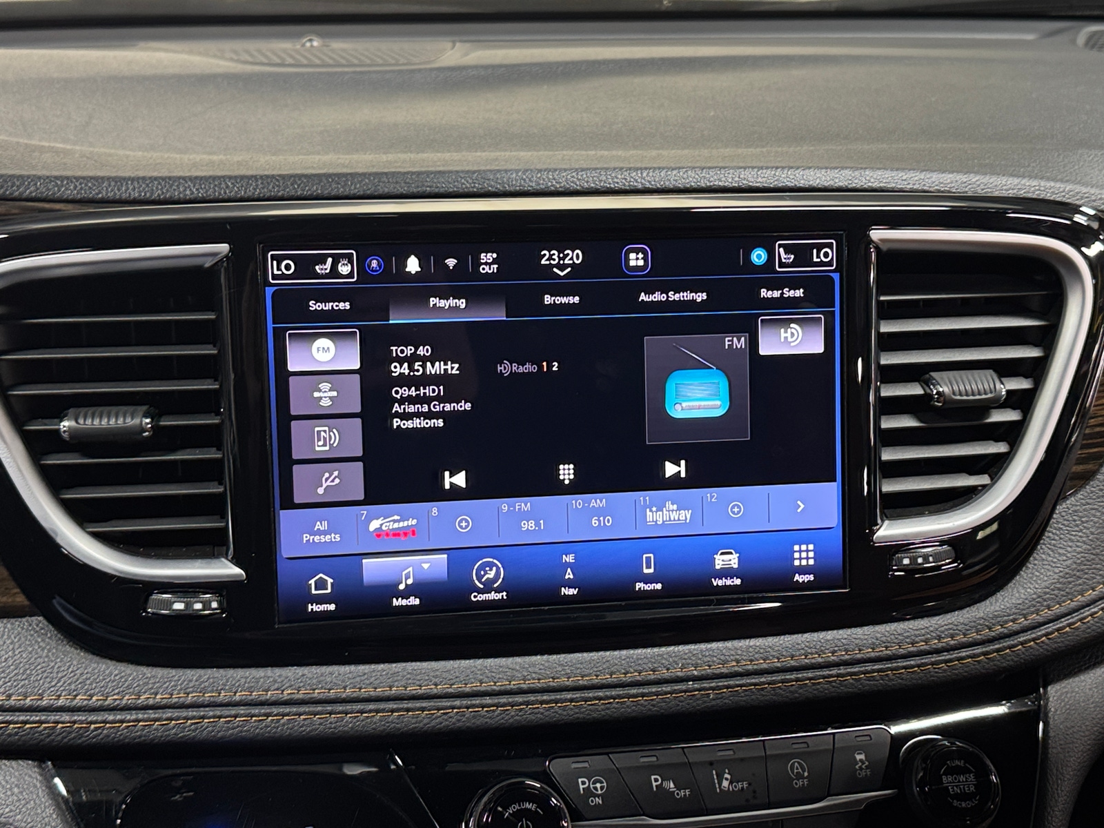 Thumbnail: 2022 Chrysler Pacifica - 3