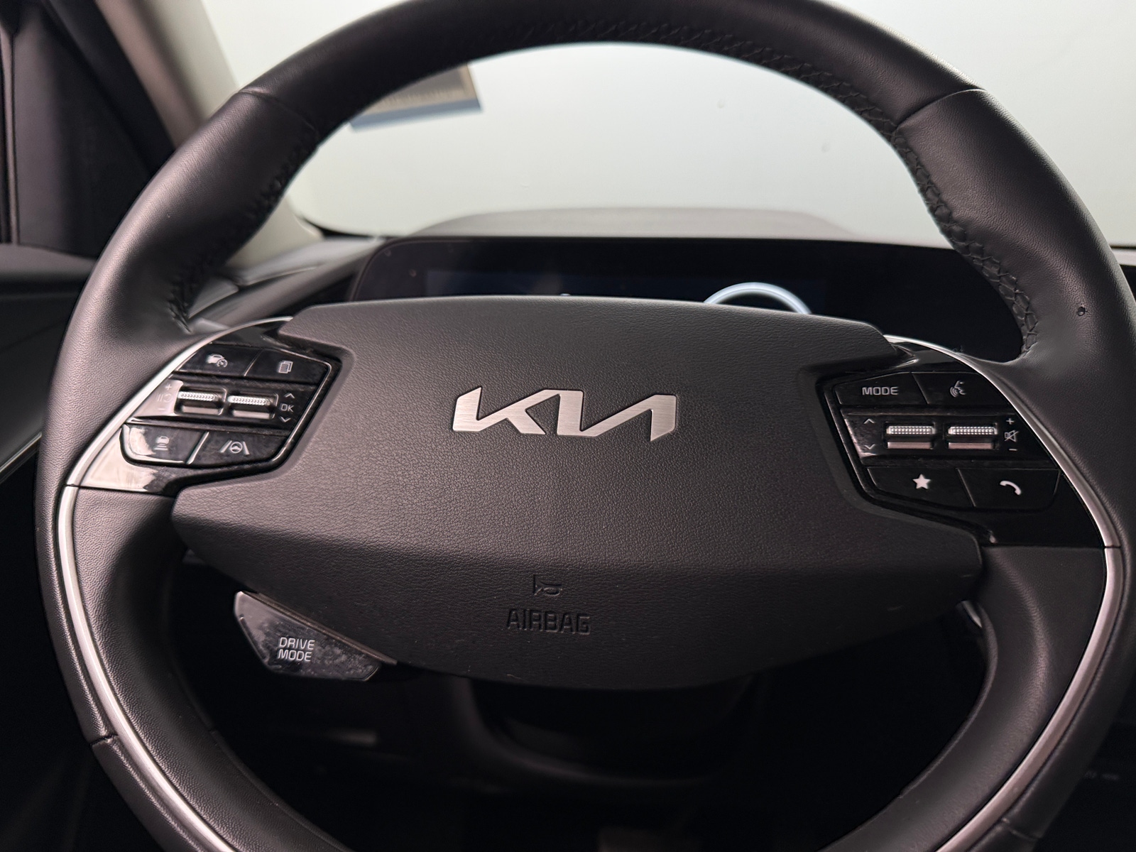 Thumbnail: 2023 Kia Niro - 5