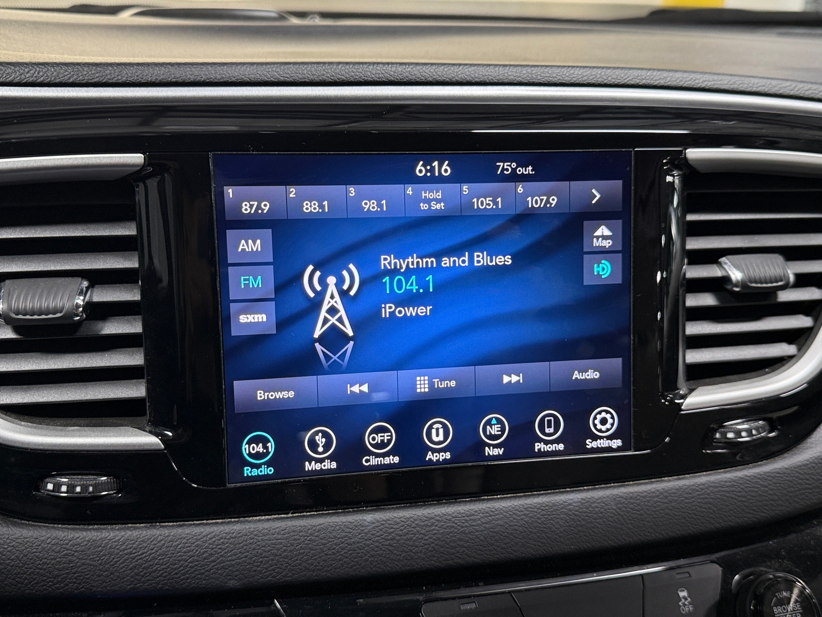 Thumbnail: 2018 Chrysler Pacifica - 4