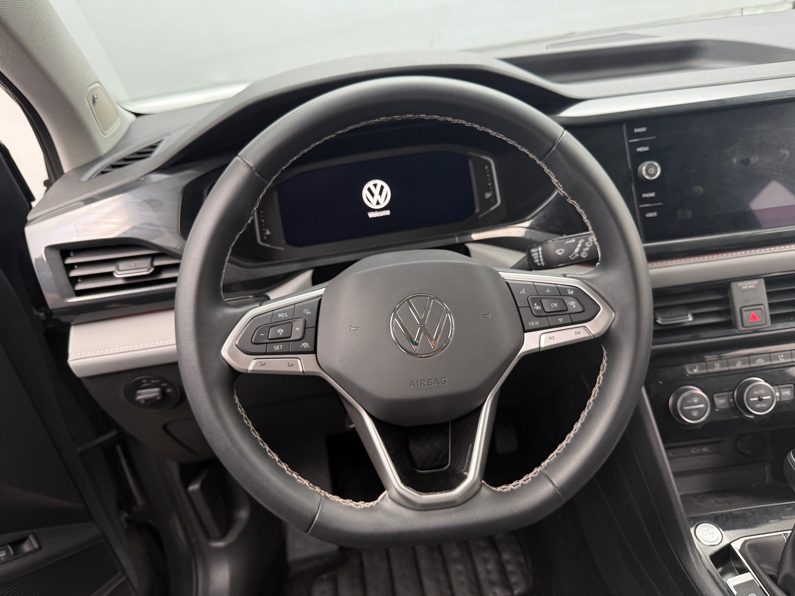 Thumbnail: 2022 Volkswagen Taos - 4