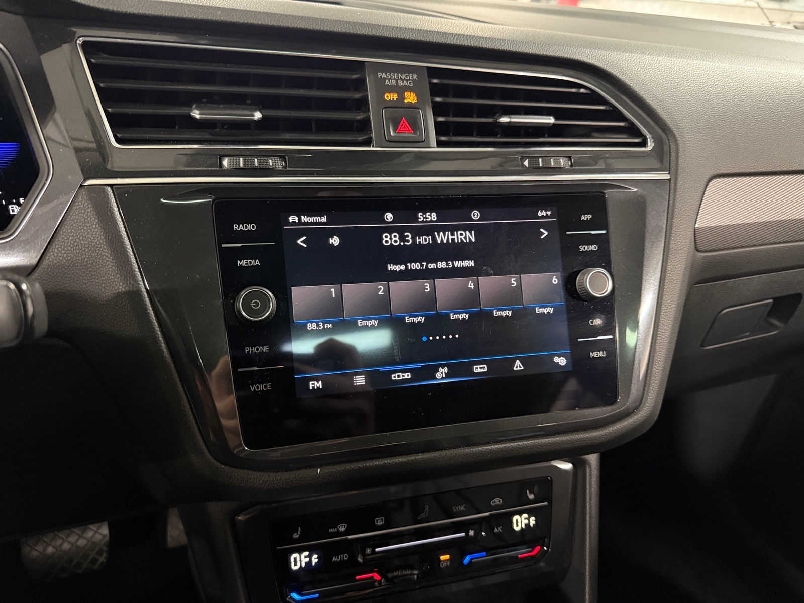 Thumbnail: 2022 Volkswagen Tiguan - 3