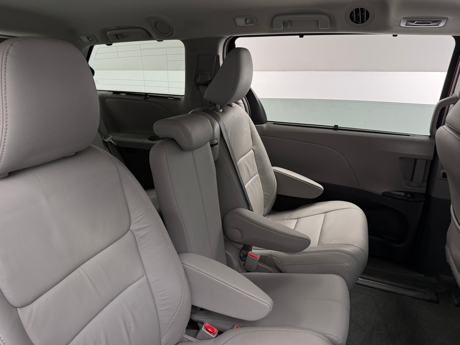 Thumbnail: 2016 Toyota Sienna - 5