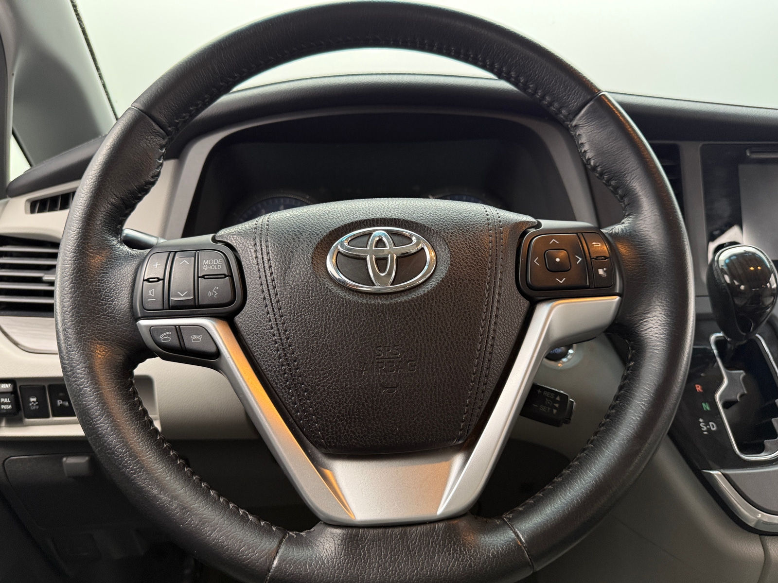 Thumbnail: 2016 Toyota Sienna - 4