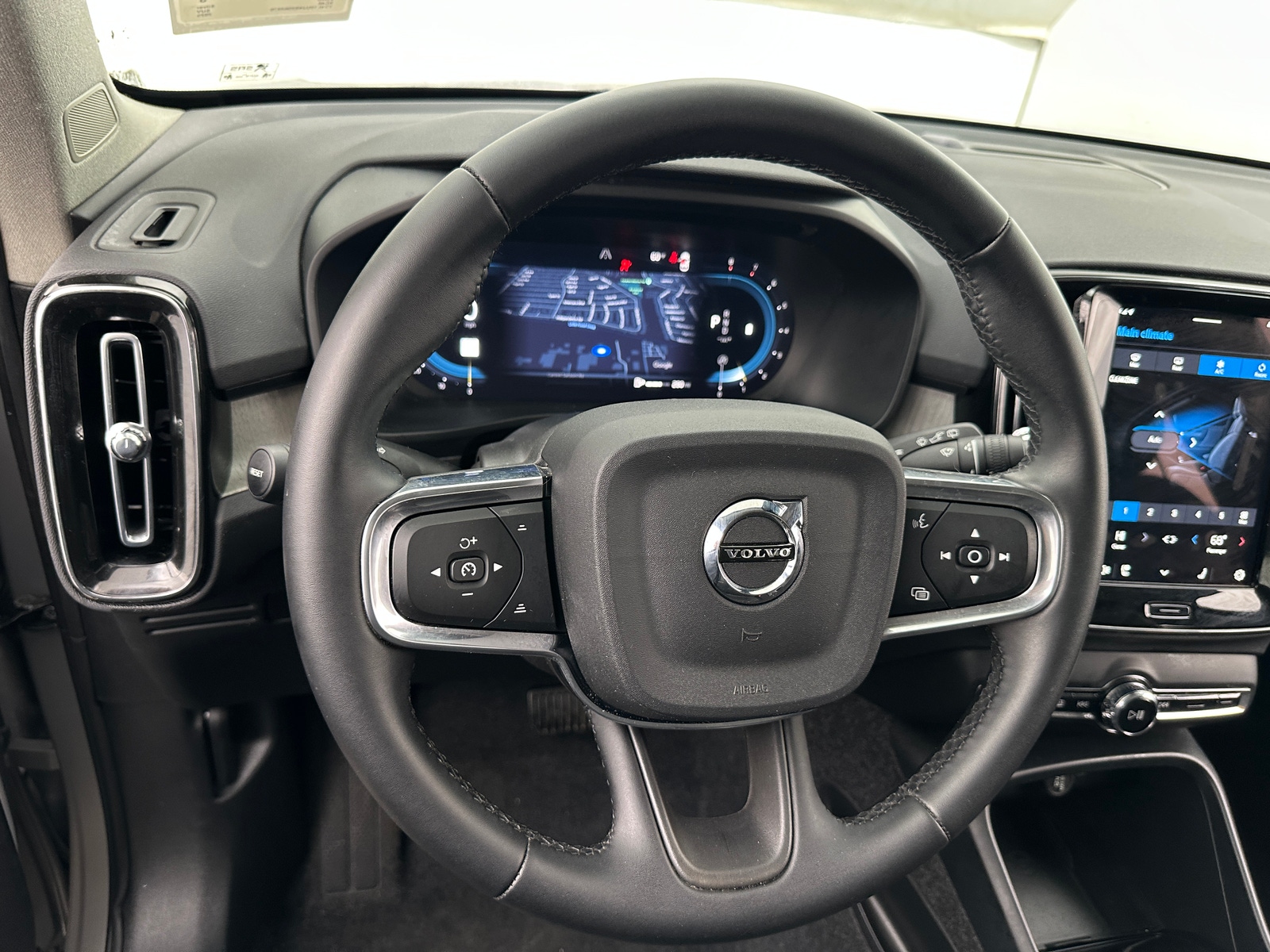 Thumbnail: 2025 Volvo XC40 - 4