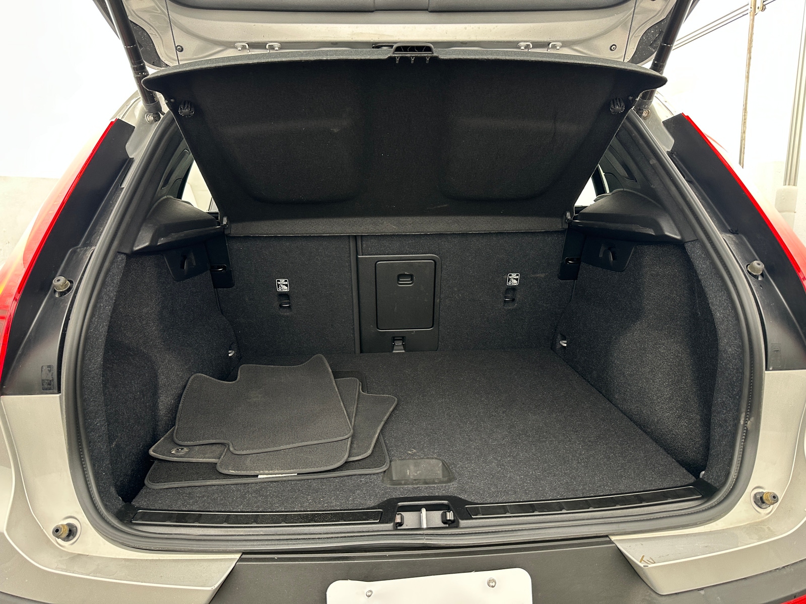 Thumbnail: 2025 Volvo XC40 - 6