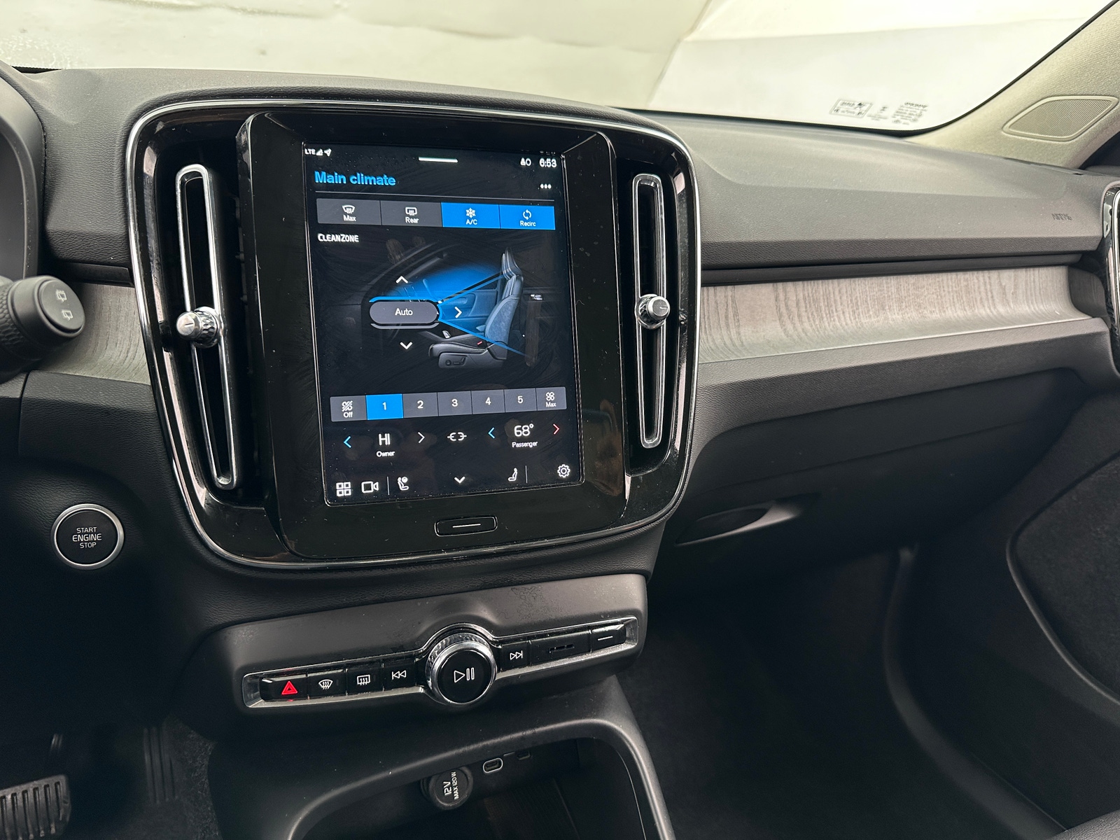 Thumbnail: 2025 Volvo XC40 - 3