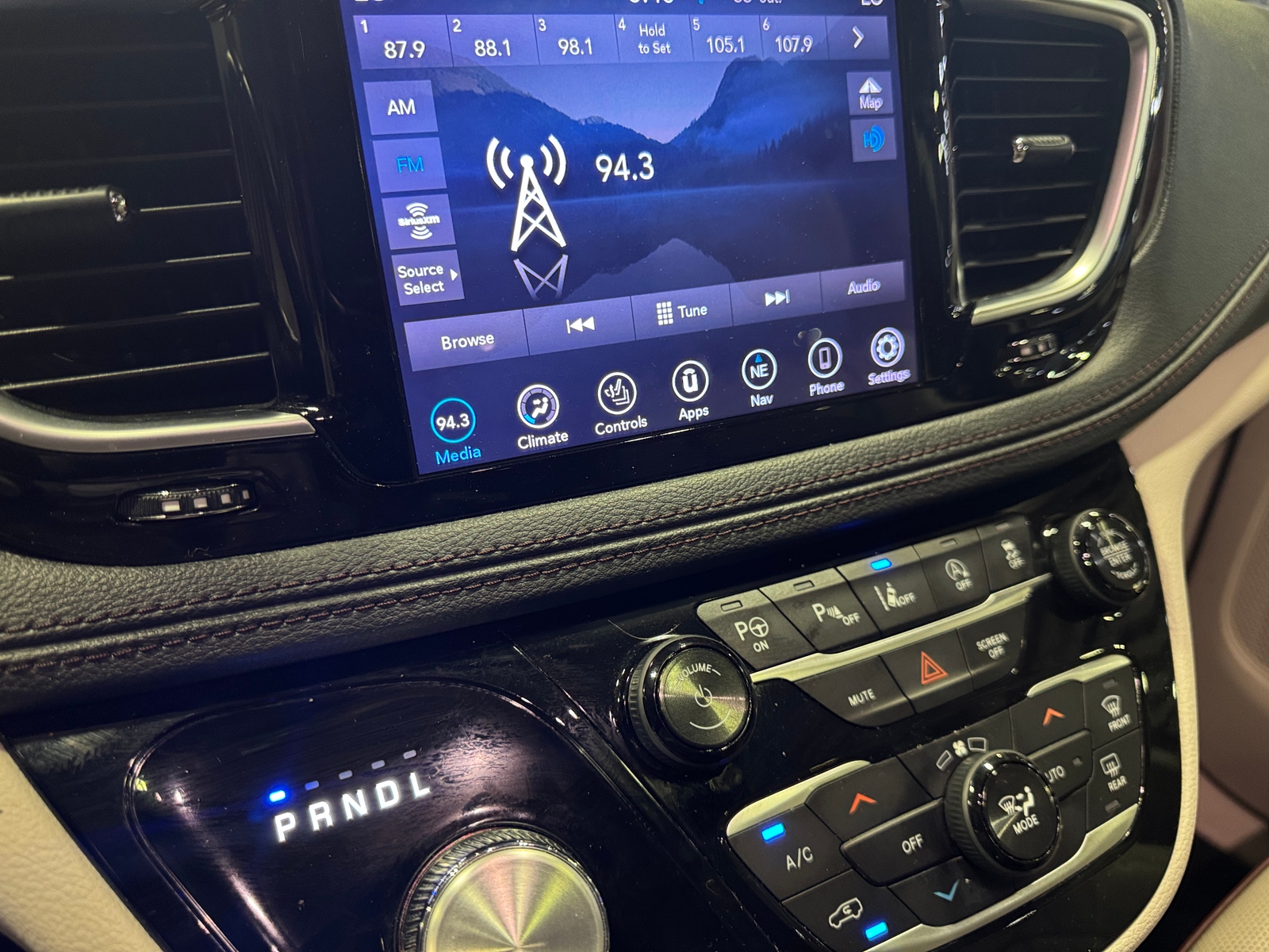 Thumbnail: 2018 Chrysler Pacifica - 4