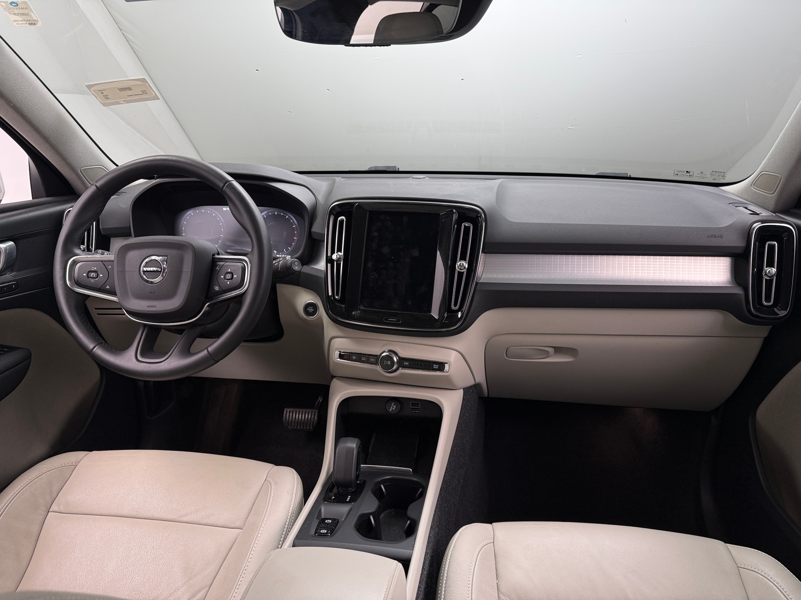 Thumbnail: 2022 Volvo XC40 - 2