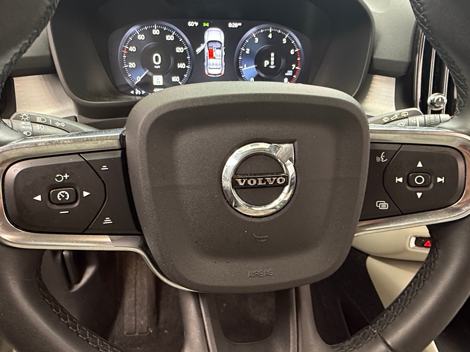 Thumbnail: 2022 Volvo XC40 - 4