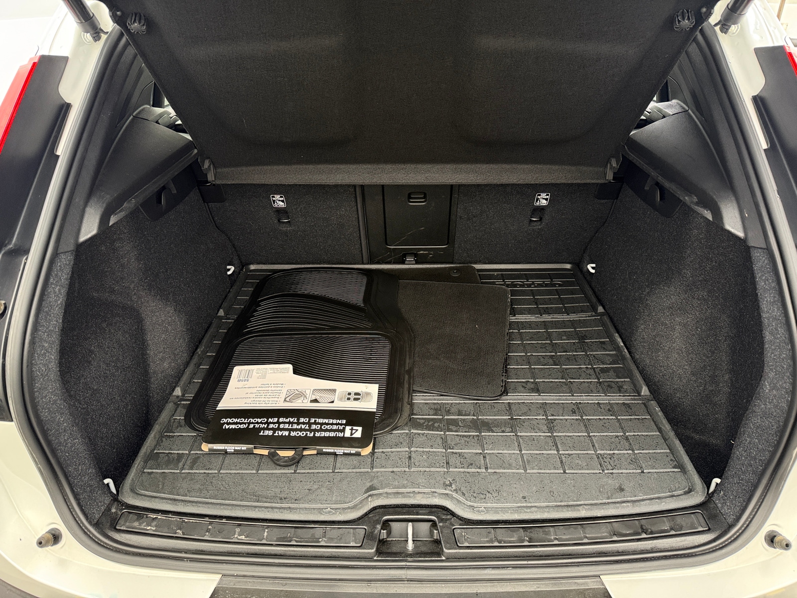 Thumbnail: 2022 Volvo XC40 - 6