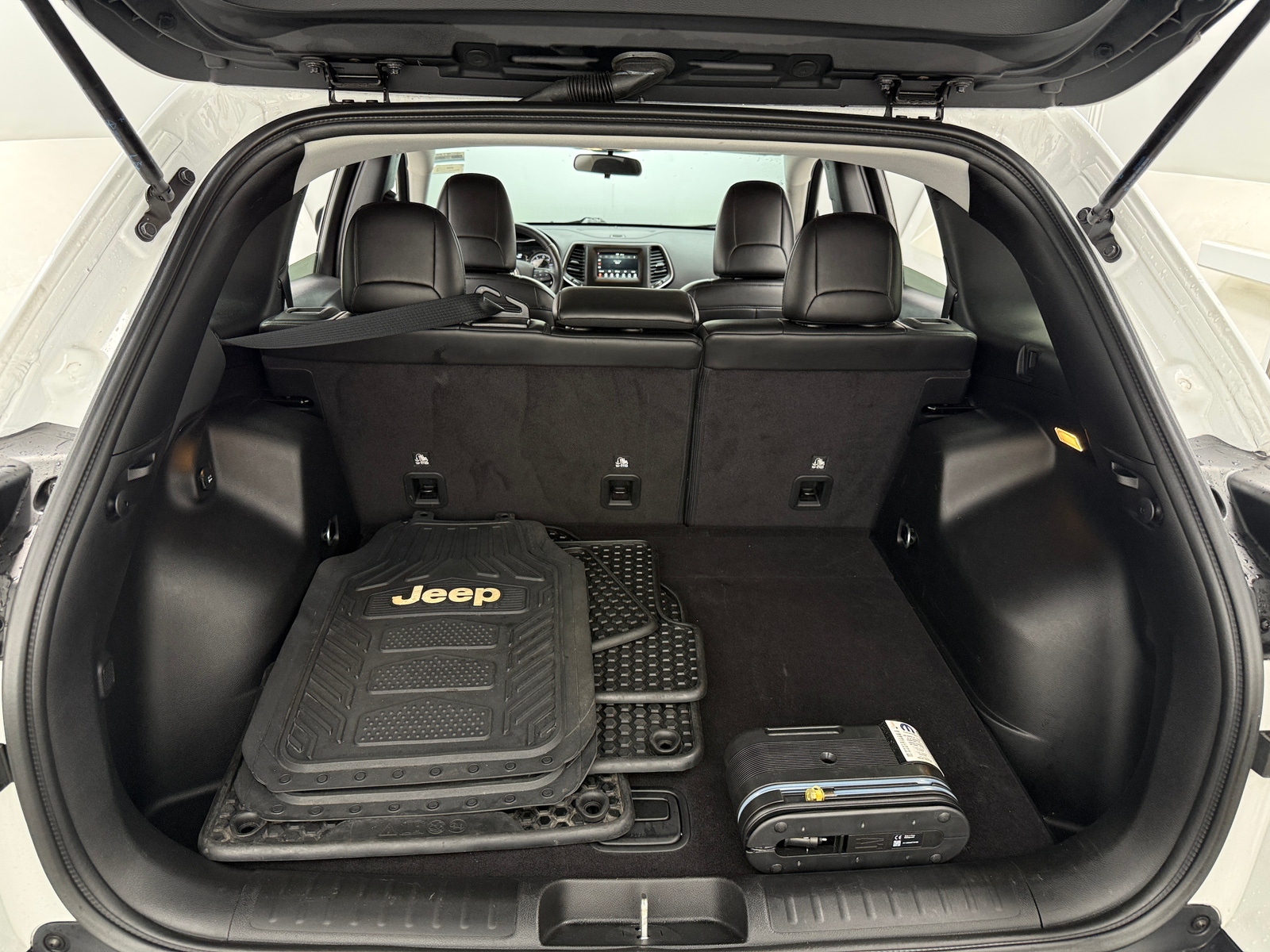 Thumbnail: 2019 Jeep Cherokee - 7